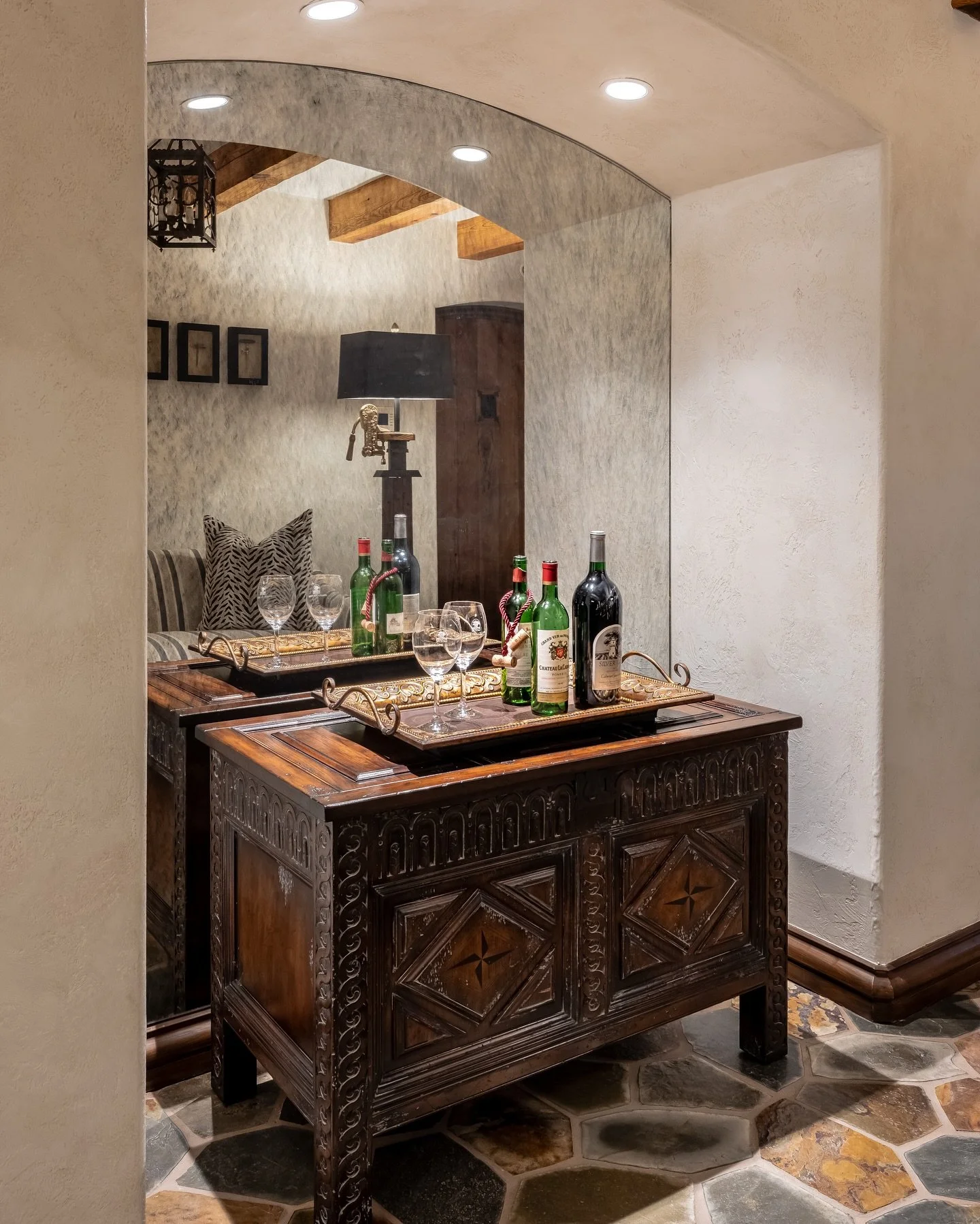 Mirrors are our favorite secret for transforming windowless spaces. By reflecting light and extending the architecture, this alcove feels brighter, larger, and full of depth. 🪞✨

📸: @rossgroupcreative