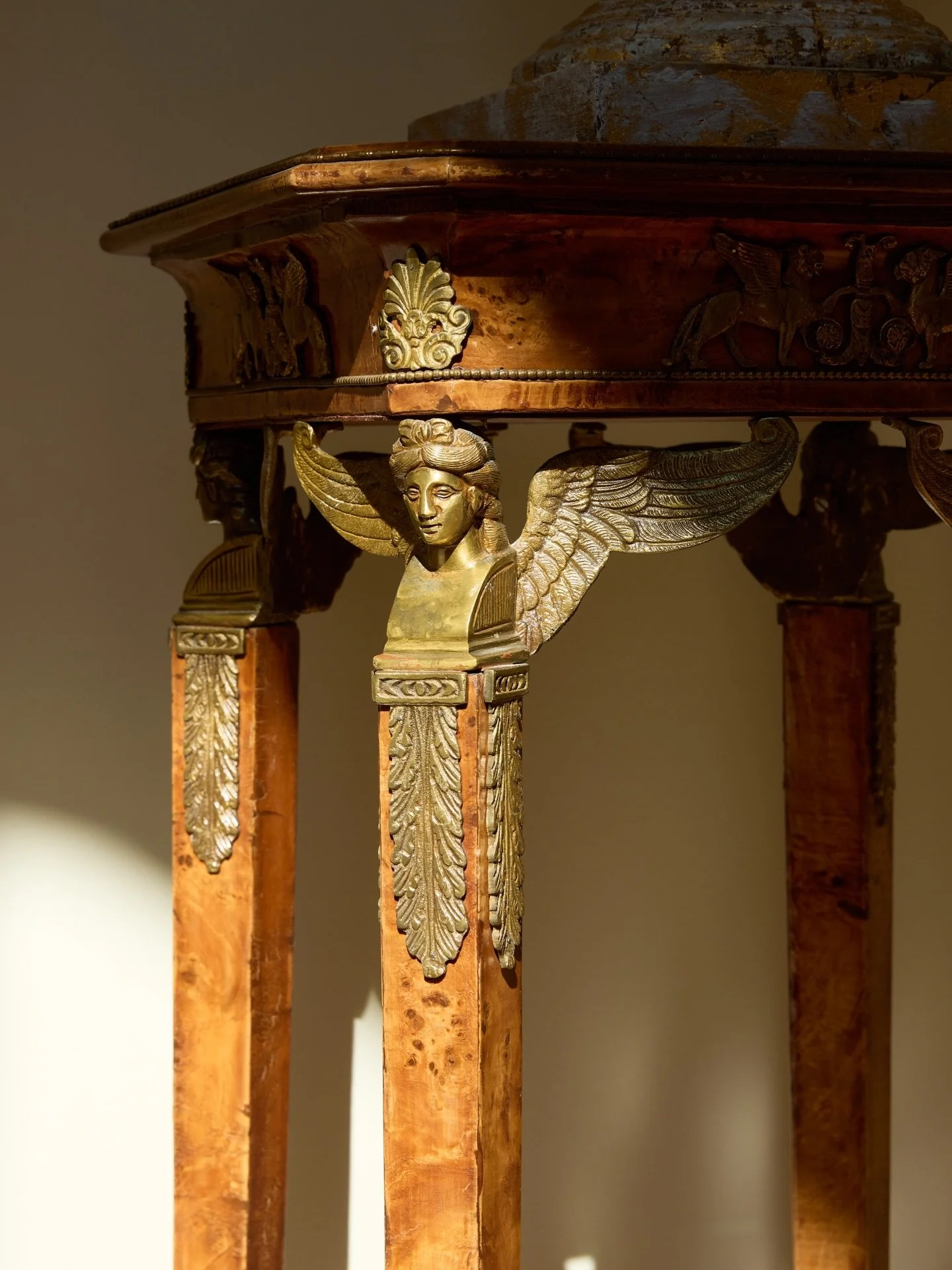 Design isn&rsquo;t just about the room as a whole&mdash;it&rsquo;s about the moments within it.⁠
⁠
The carved wing, the gilded accents, the warmth of aged wood. Details like these are what give a space depth, history, and soul. 

#amiaustininteriorde