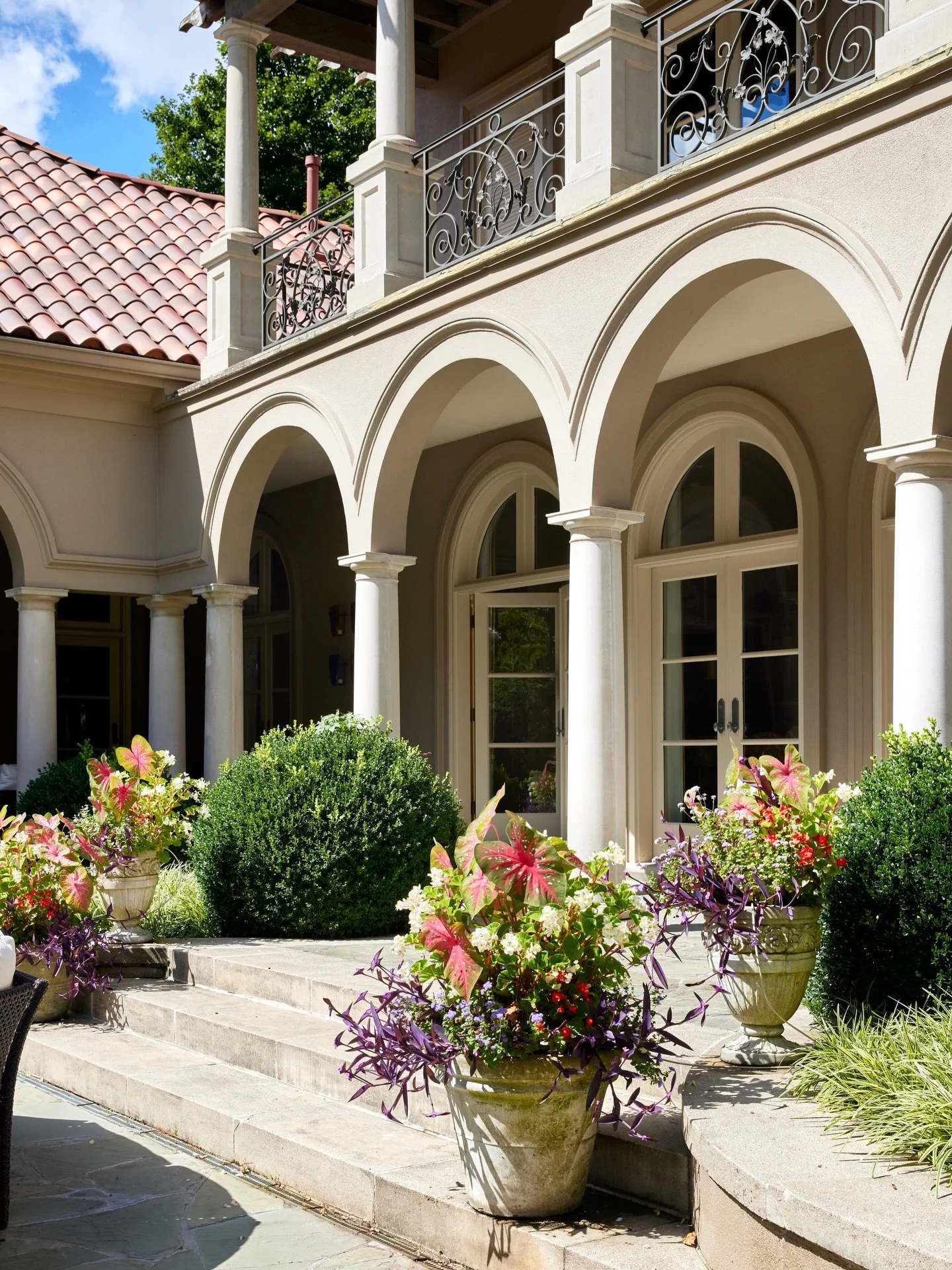 A quiet nod to spring, tucked just beyond the back door.⁠ Because every space deserves to be thoughtfully designed.⁠
⁠
Beautifully photographed by: Selavie Photography
