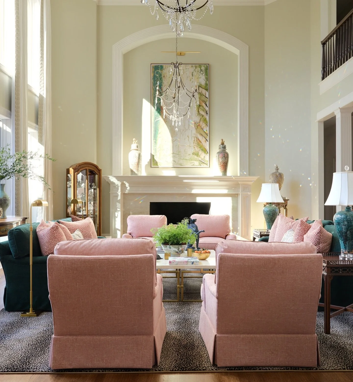 Soft tones, thoughtful layering, and a little glow from every angle.⁠
⁠
Save for future inspiration.!
⁠
Stunning photographs by @sarahvoigtphotography