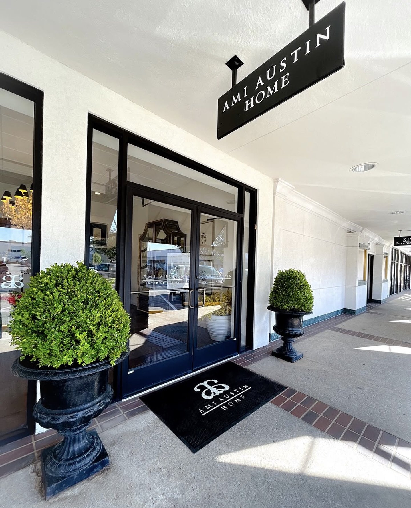 Right this way 🪴 
⁠
Tucked inside @shoplaurelwood, our Home Studio is more than a storefront&mdash;it&rsquo;s a place to gather inspiration, explore, and see how it all comes together. From the moment you step through the door, every detail is thoug