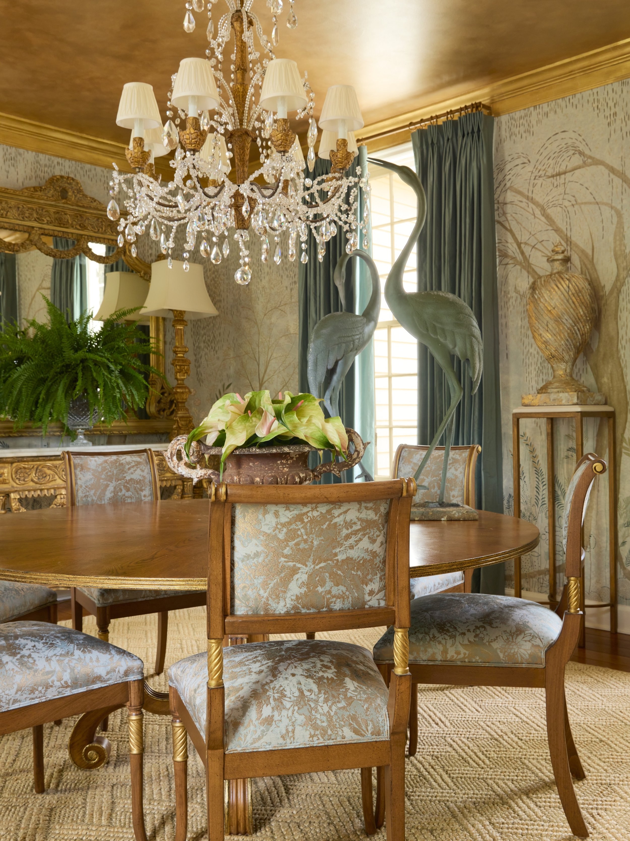 These two just flew in for dinner &mdash; and honestly, we wouldn&rsquo;t have it any other way!
⁠
Ami has a gift for bringing the outdoors in through the most unexpected pieces: garden urns, sculptural cranes, aged pedestals &mdash; elements you&rsq