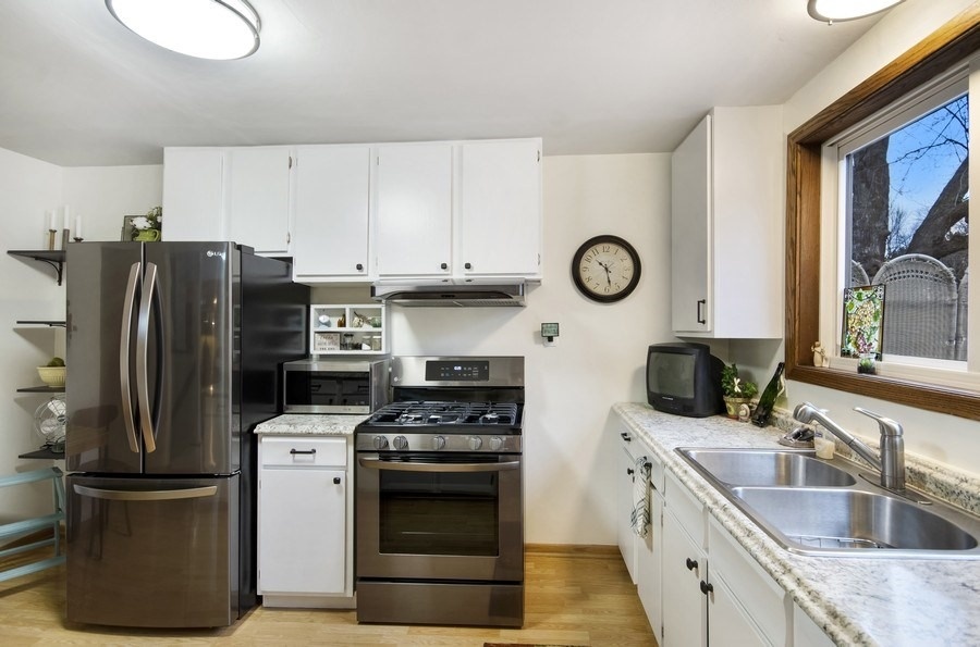 05_8461GrovelandRd_5_Kitchen_LowRes.jpg