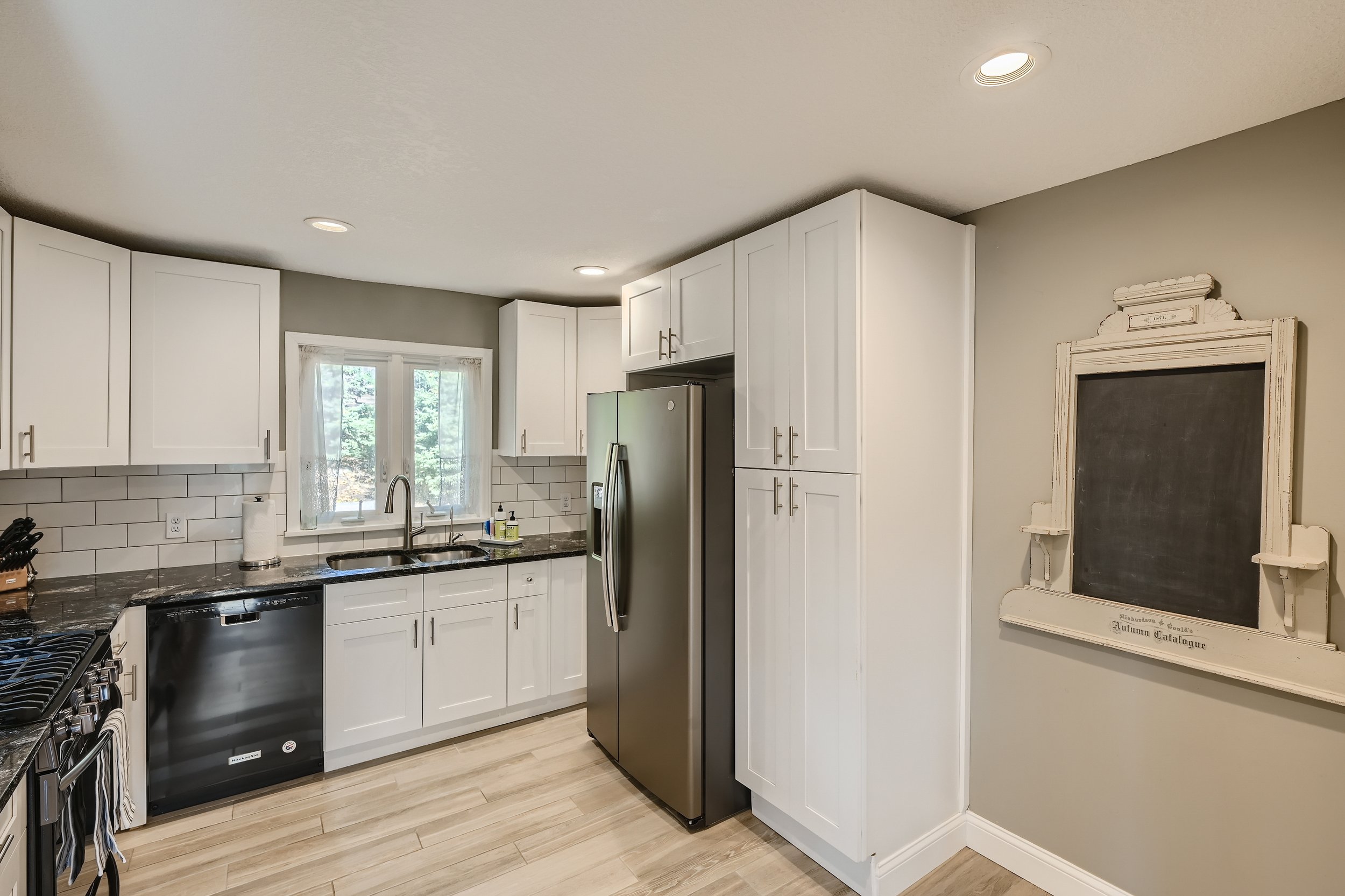 13 Kitchen.jpg