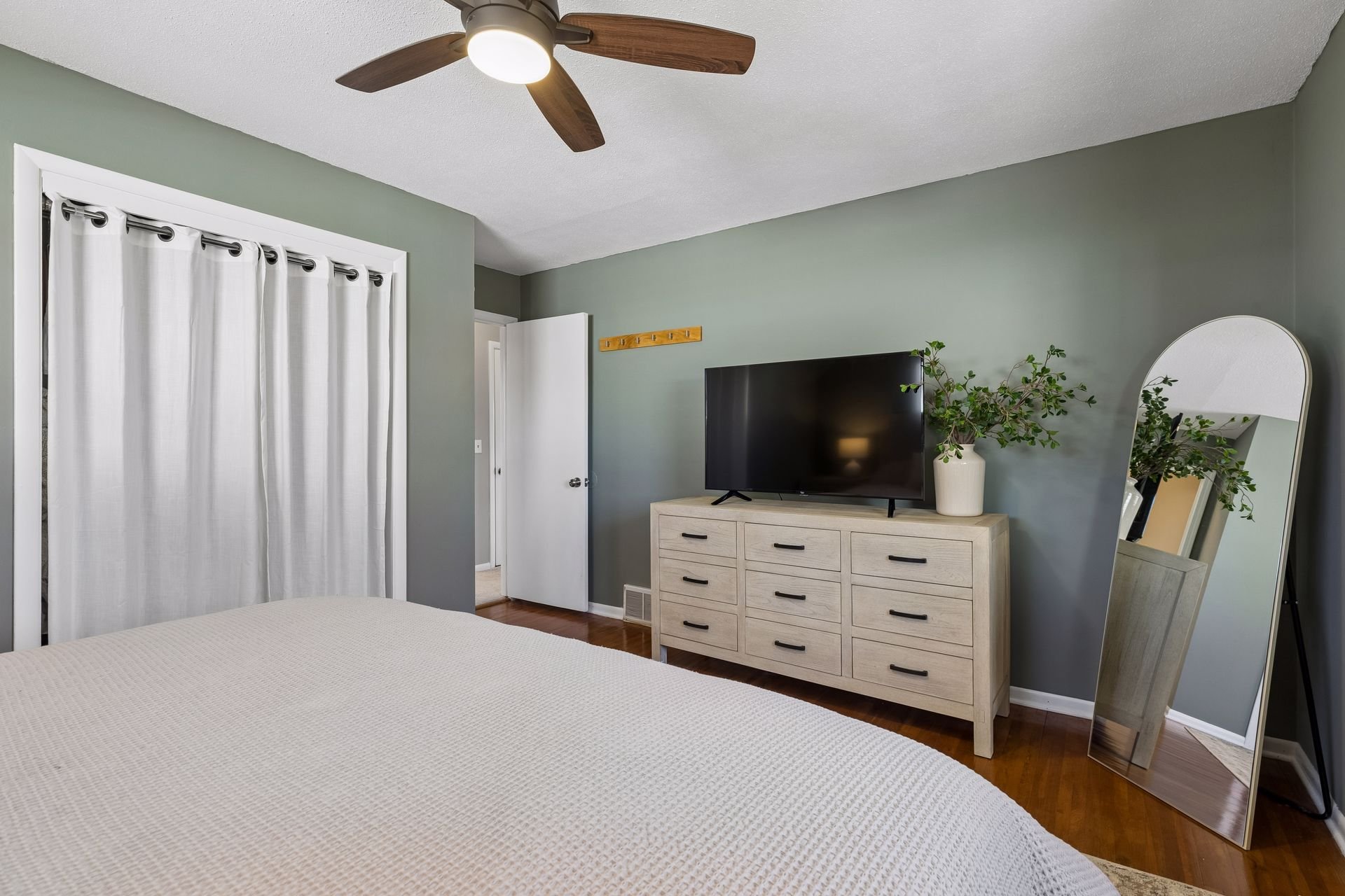 1713 Independence Avenue South - Spacecrafting - 0021.jpg