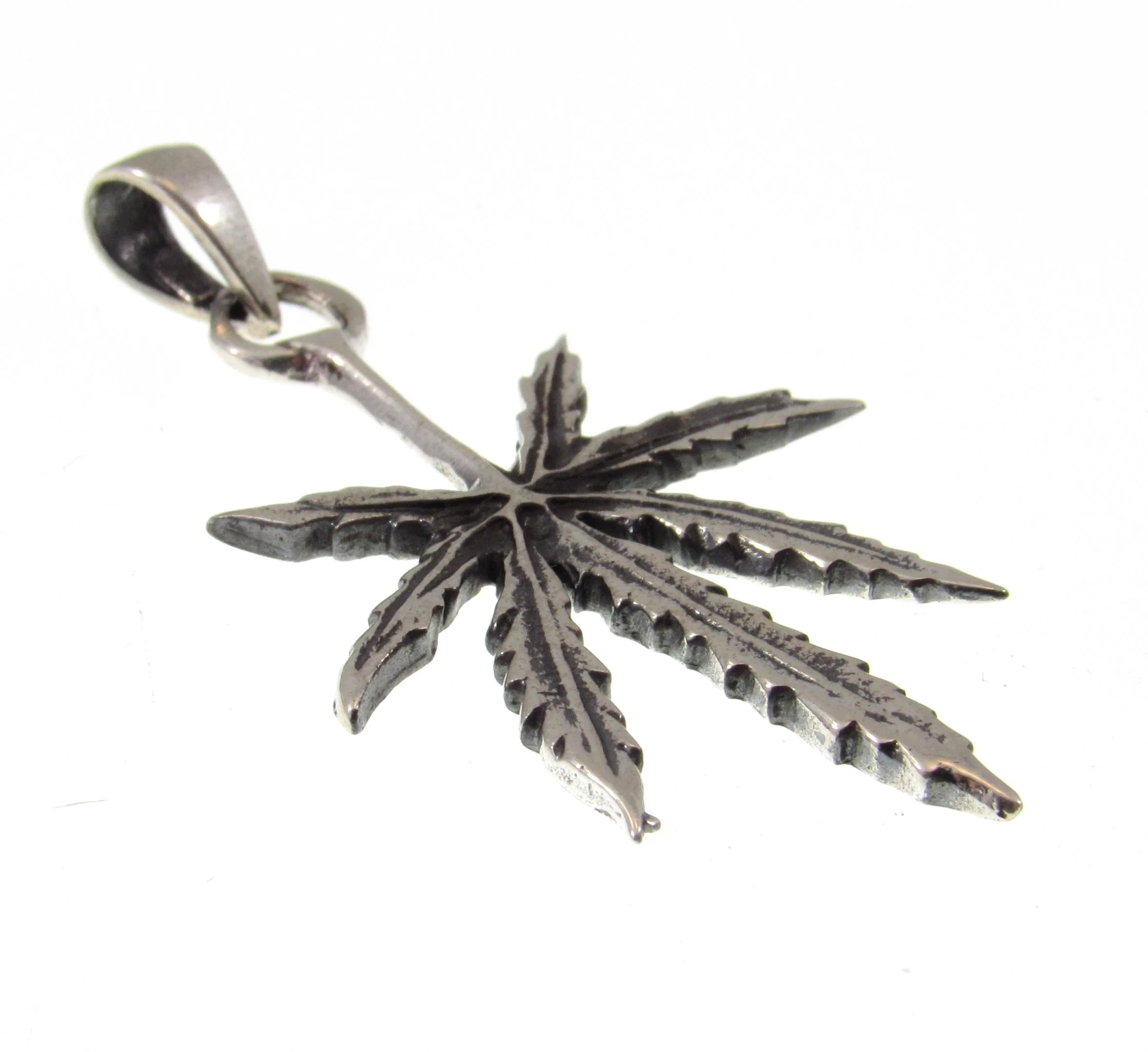 Ciondolo Argento 925 Con Foglia Di Marijuana DC - Hip Hop Unisex (2 Misure)
