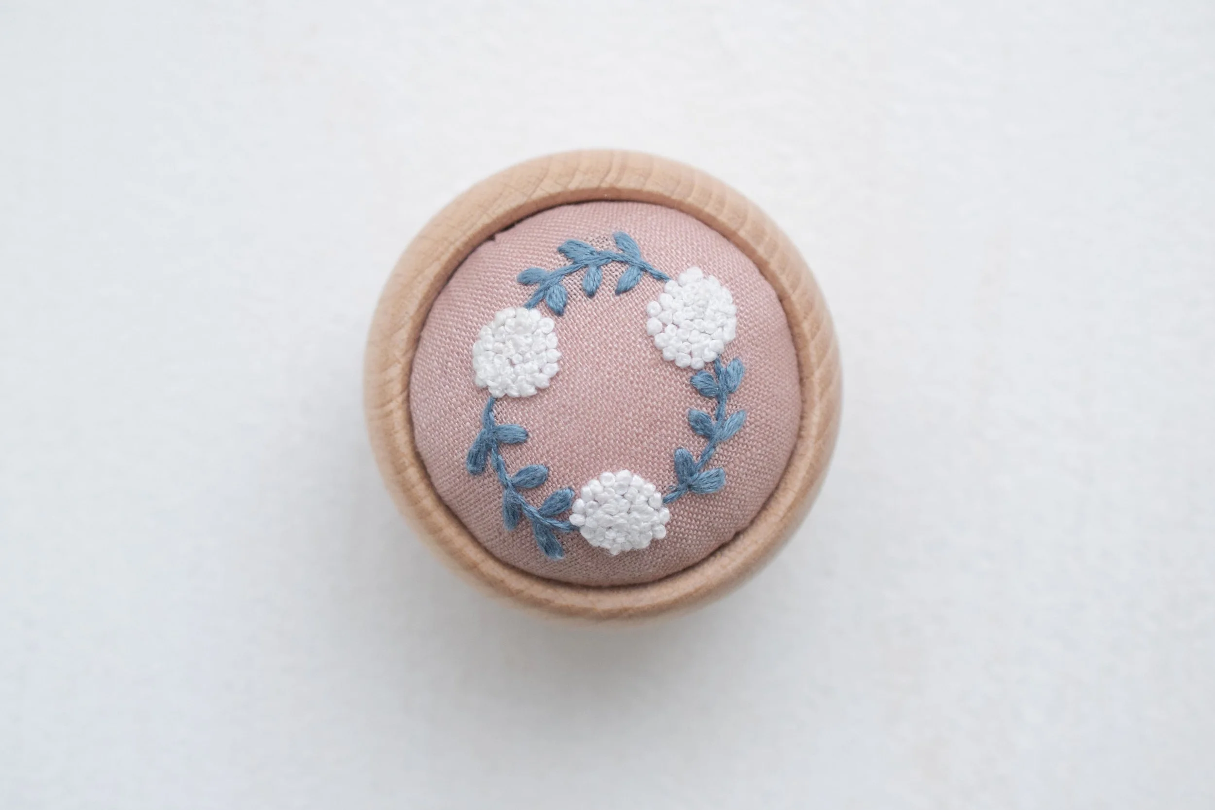 草花の刺繍 ピンクッション<br> ¥1,790