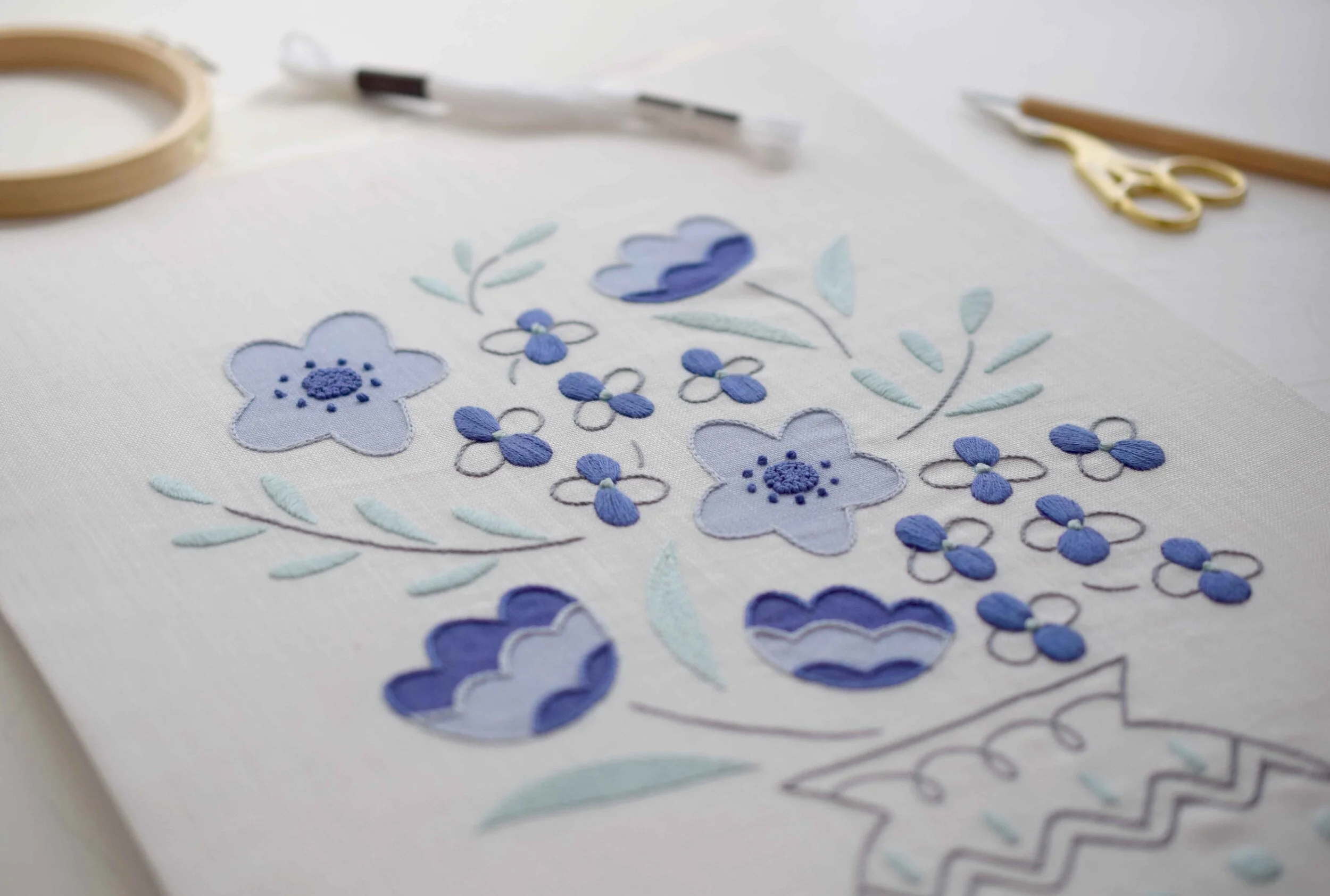 草花の刺繍-タペストリー-