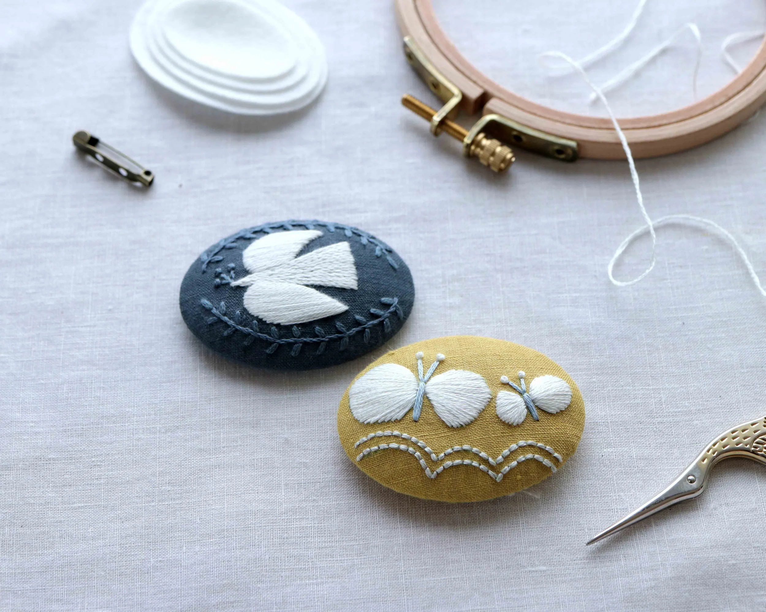 ブローチと布こもの_11_ブローチ鳥とちょうちょ2個.jpg