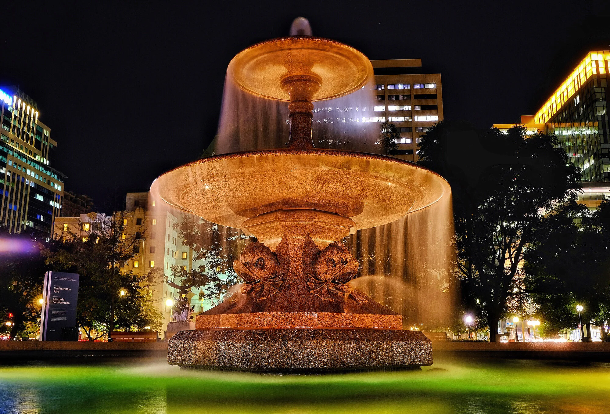 loveOttawa_ConfederationFountainNightweb.jpg