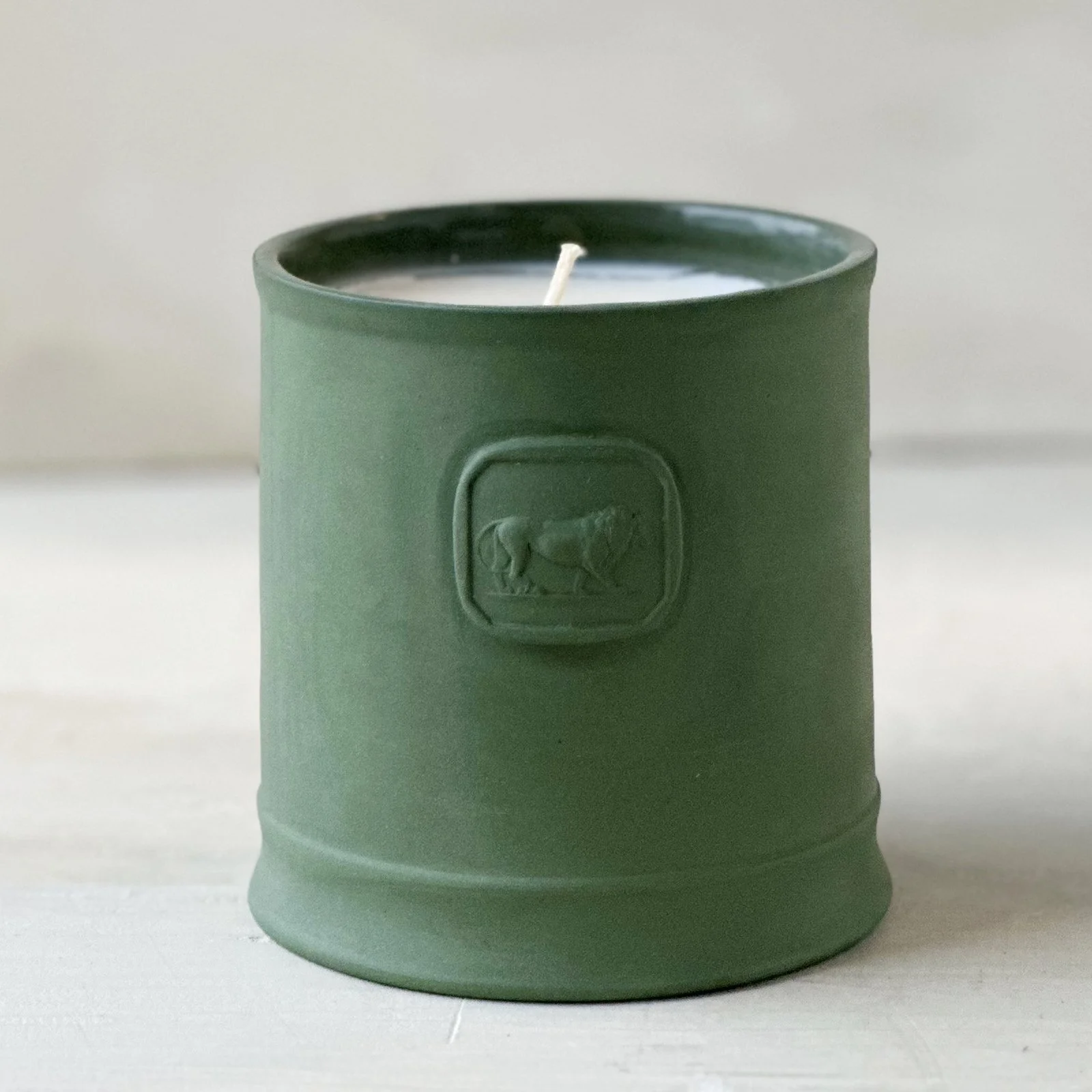 Leo Cameo Vessel Candle Green (12 oz.) no. 3 Leather Incense Black Pepper