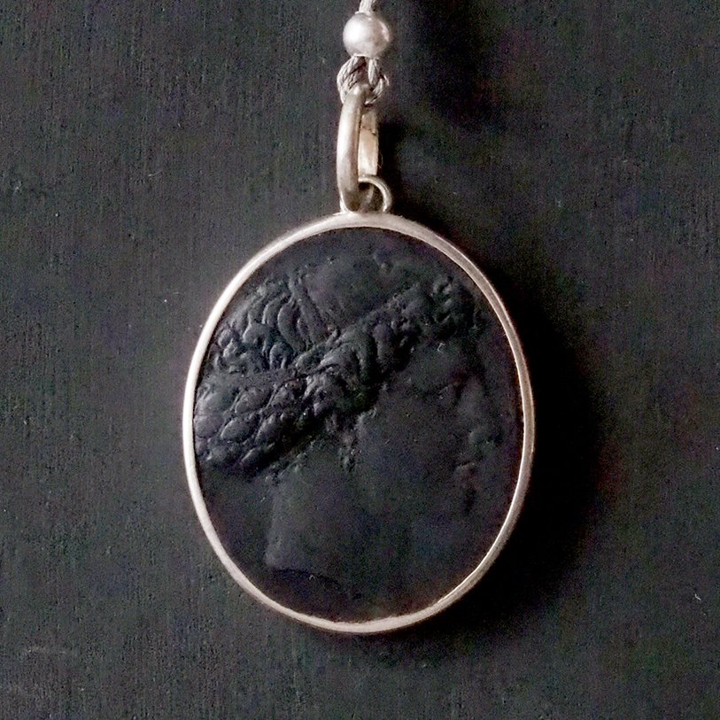 Silver Arethusa Set Pendant in Onyx