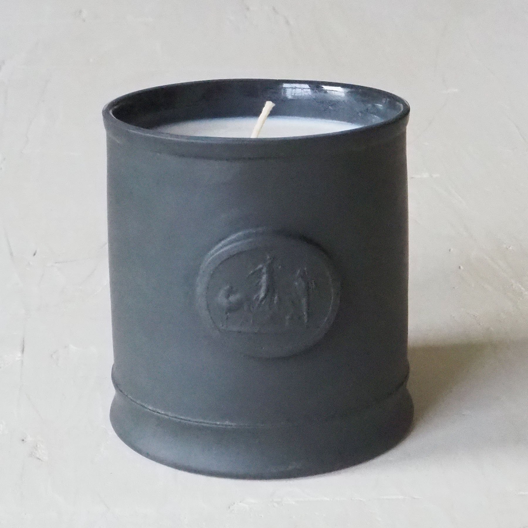 Onyx Pastoral Cameo Vessel Candle Scent No. 2 Black Iris, Sandalwood, Violet Blossom