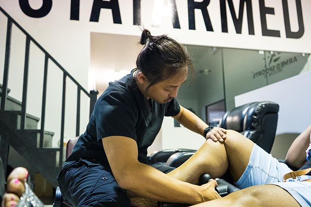 Massage gun for the win!
.
.
Using a percussive therapy device on muscles helps relieve soreness and tightness in very specific area and can even help activate the muscles when used before a work out.