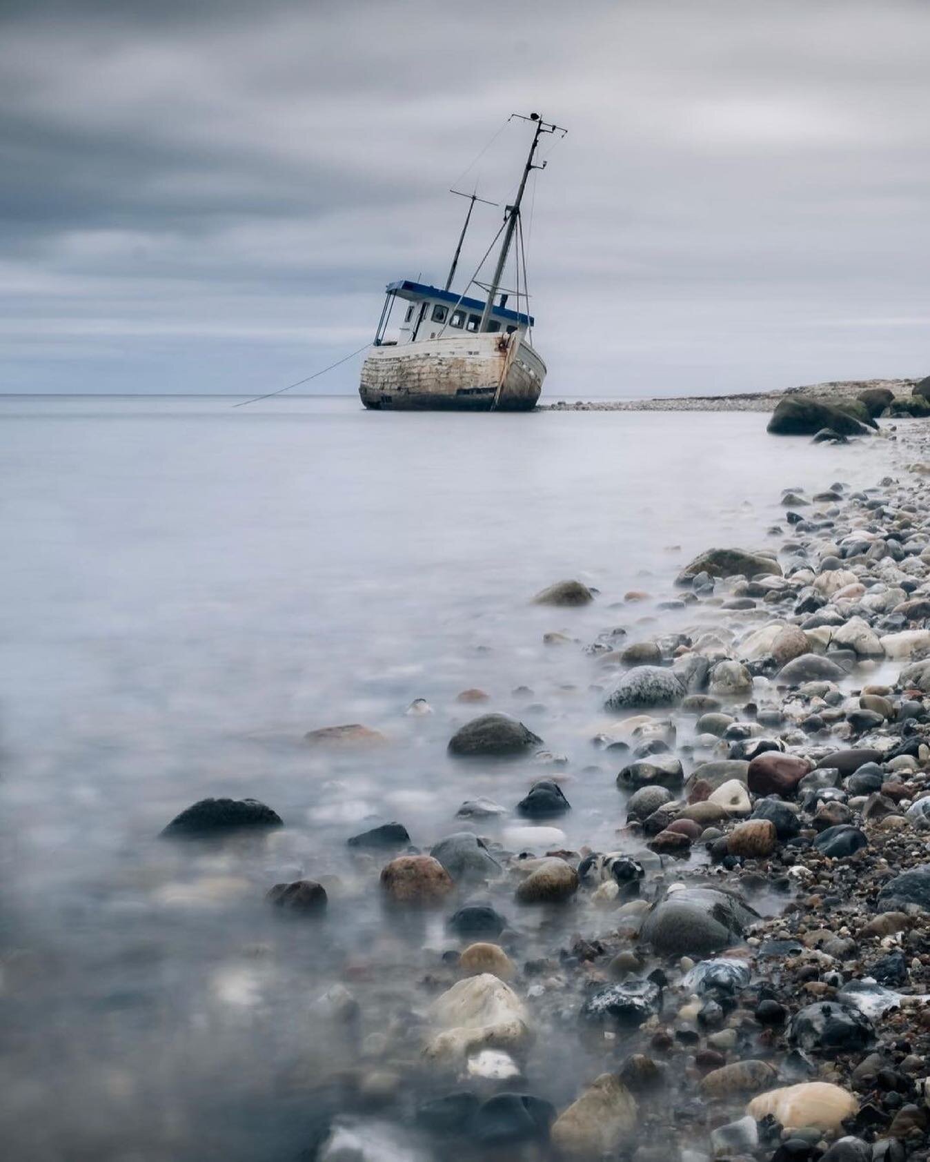 @the_rare_moments_photography The abandoned ship at Esby beach 🚢 

I have sold my beloved 55-200mm lens, so that means I&rsquo;m going to do a lot of wide angle shots until I get a new telephoto 😅

What is your favorite telephoto zoom lens? 📷
&bul