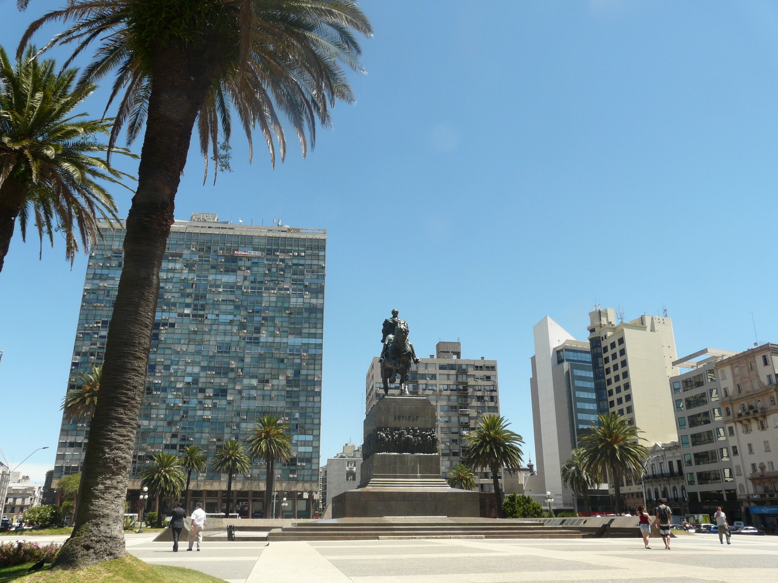 stock-photo-monumento-a-artigas-plaza-independencia-104134399.jpg