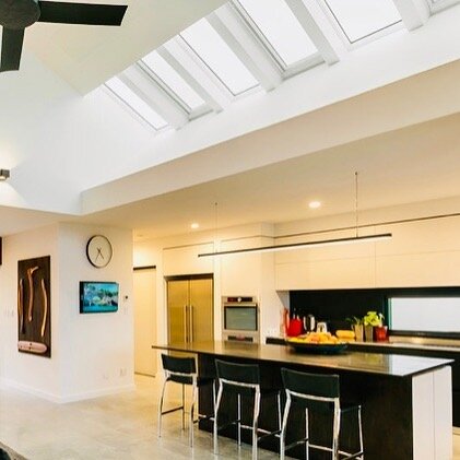 When your kitchen is full of north facing skylights, the sunny winter days are the best☀️ #newhomedesigns #architectsperth #designbuildrepeat #havennewhomes #havenconstruction #havencustomhomes #newbuild #westernsuburbsperth #cottesloevillage #perthw