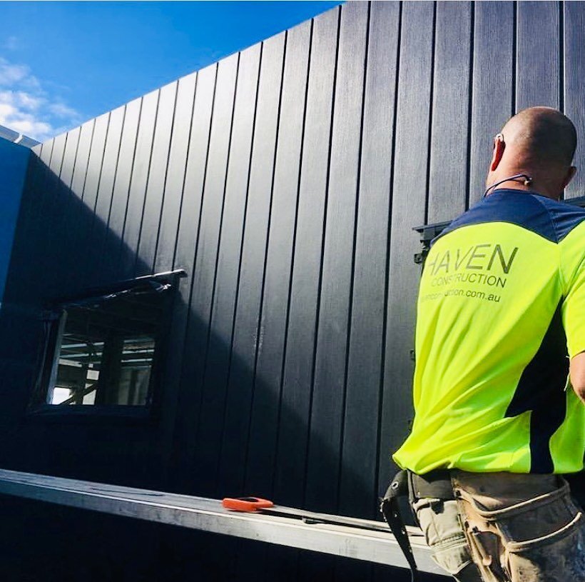 No maintenance man-made timber cladding going up! Looking good 🖤. #bluechipgroup #newhomedesigns #smallblockbuild #newhomesperth #manmade #timbercladding #blacktimber #havenconstruction #havencustomhomes #ethicalbuilder #renovationsperth #perthrenos