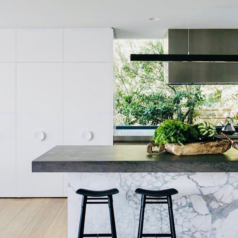 Glass splash back wins every time 👌designed by @cmstudio image by @est_living  #newhomebuilder #perthrenovations #havenconstruction #marblecountertops #splashbacks #whitecabinets #bestkitchens #kitchensperth #westernsuburbs #cottesloe #cottesloevill