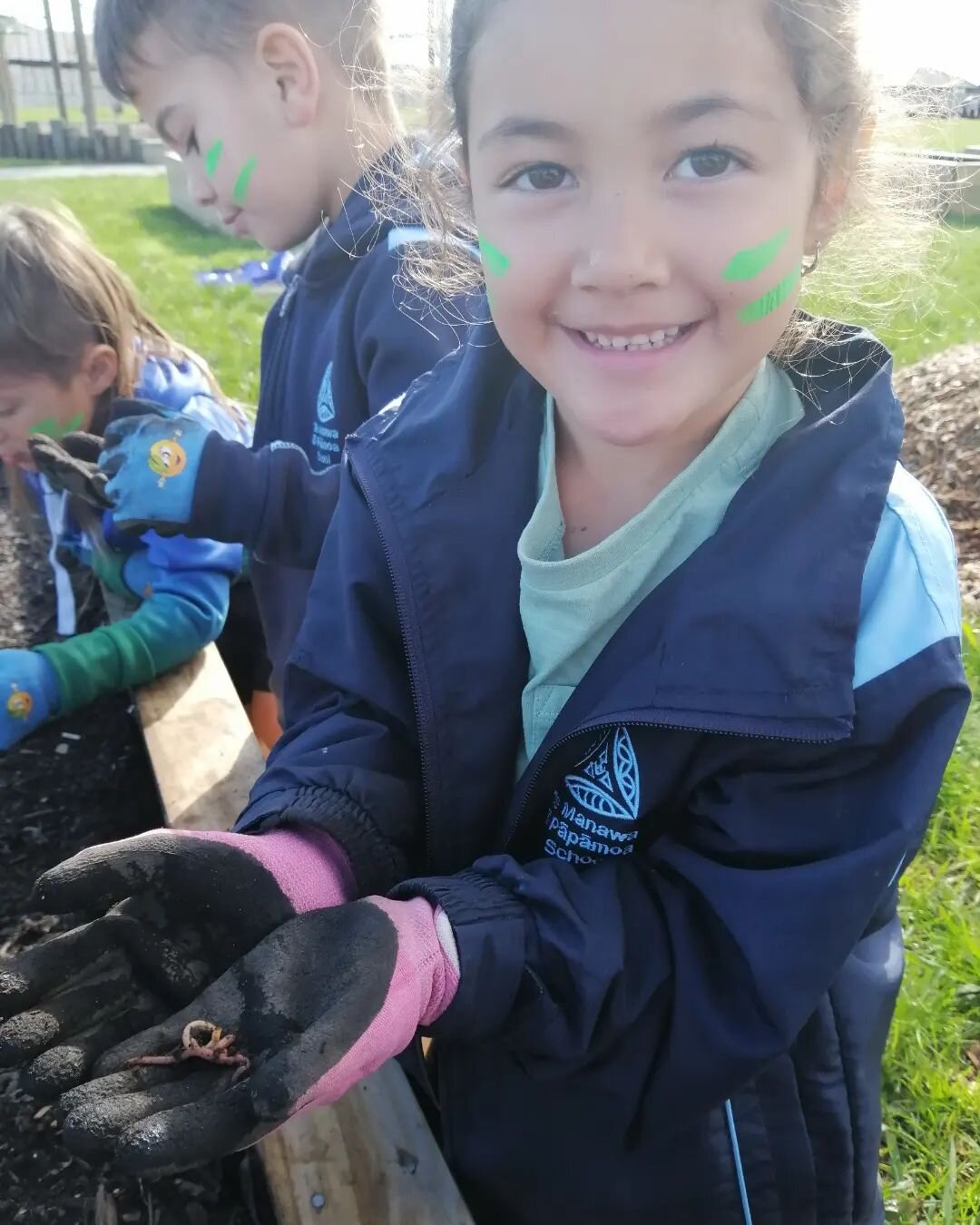 Enthusiastic Te Arawa kaimanawa got to plant pea seedlings, bulbs for spring flowers and look at worms! Some helpful Takitimu students made a sign so we don't forget what's growing under the soil as we wait for them to pop up in spring 🌷