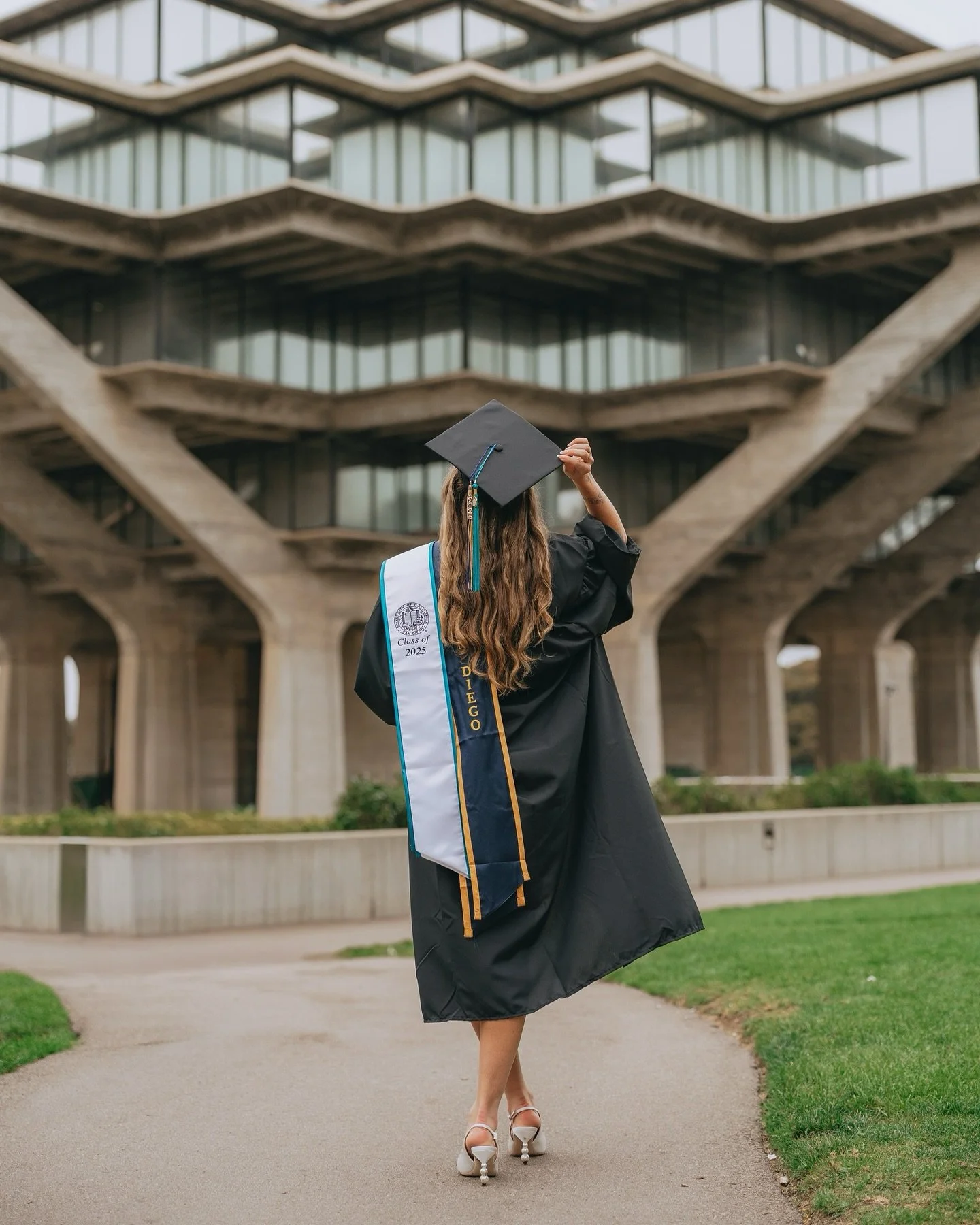 She&rsquo;s got degrees &amp; MVP vibes. 👩&zwj;🎓⚽ #UCSDGrad #StudentAthleteLife
.
 #kristinadaviniphotography #sandiegophotographer #sdphotographer #sandiegoportraitphotographer #sandiegoportraitphotographer #sandiegolifestylephotographer #lajollap