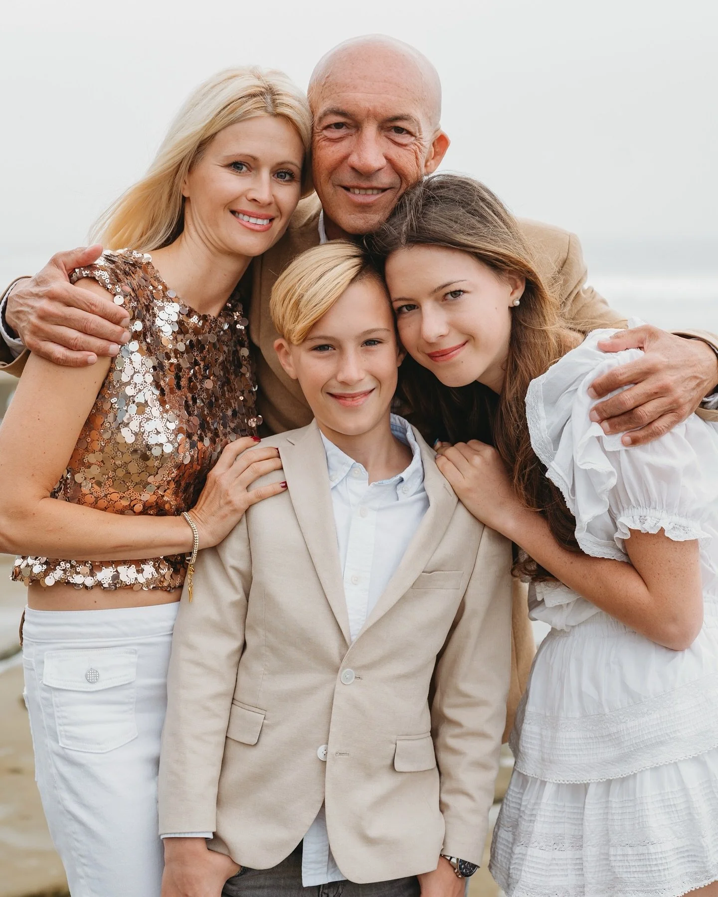Gloomy beach days might just be my new favorite for holiday minis. 🍂
Moody, cozy, cinematic fall vibes all around. ✨
.
 #kristinadaviniphotography #sandiegofamilyphotographer #familyphotography #lajollaphotographer #lajollafamilyphotographer #beachf