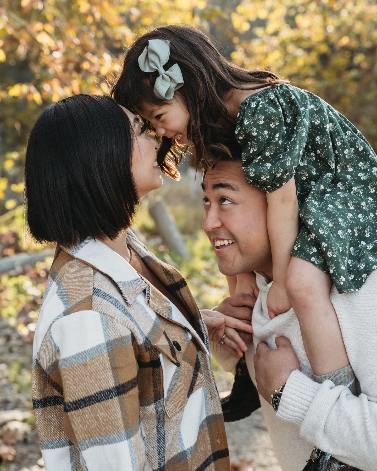 Wrapped up my mini sessions this past weekend and deep in my editing cave now working on delivering all this cuteness -
shoulder rides, snuggles, and the sweetest smiles 🫶🏻
.
 #kristinadaviniphotography #sandiegofamilyphotographer #familyphotograph