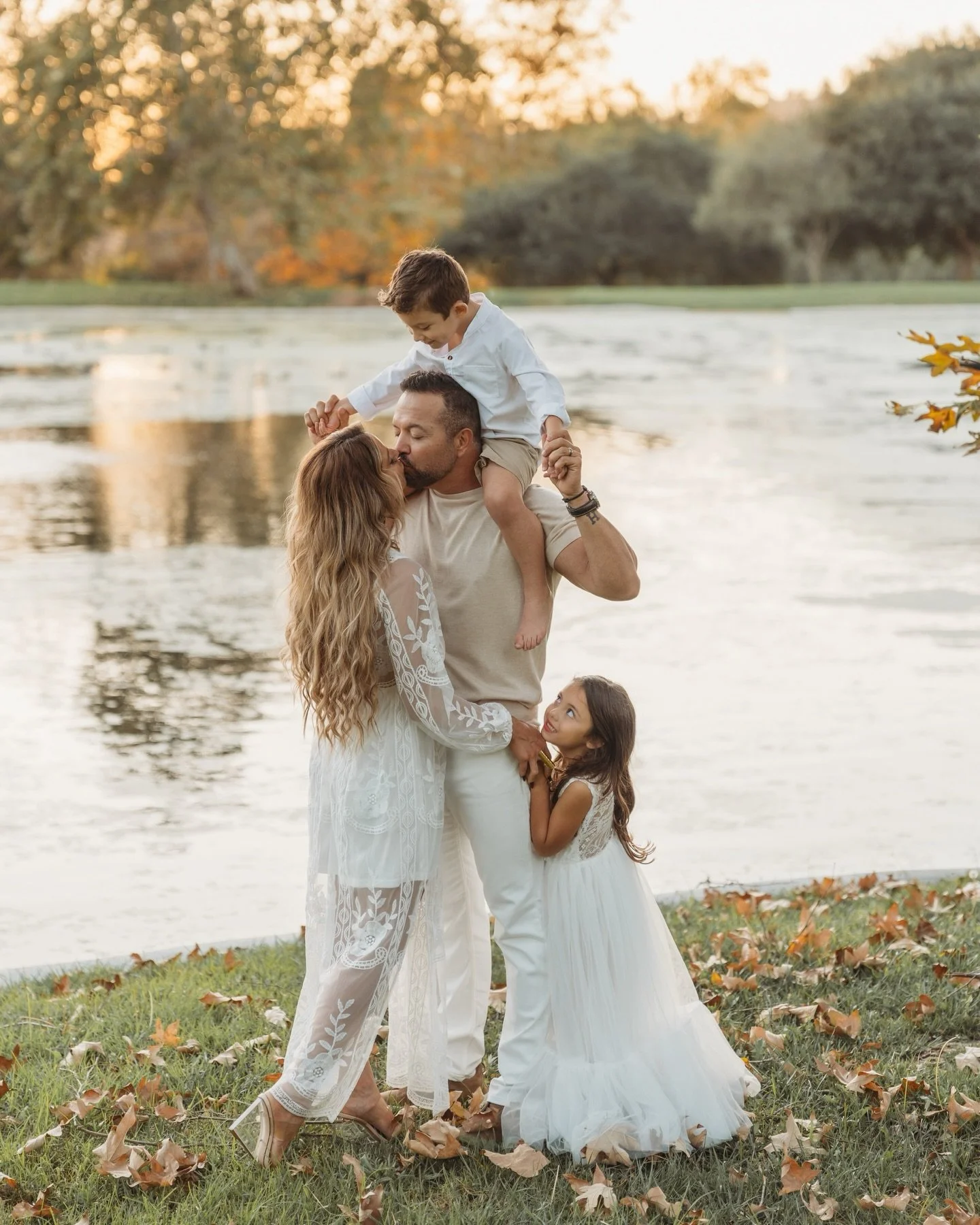 There&rsquo;s something so beautiful about photographing a family in a place they love. A new location for me, a meaningful one for them and the sweetest kind of magic unfolded ✨🍂🍁🧡
.
 #kristinadaviniphotography #sandiegofamilyphotographer #family