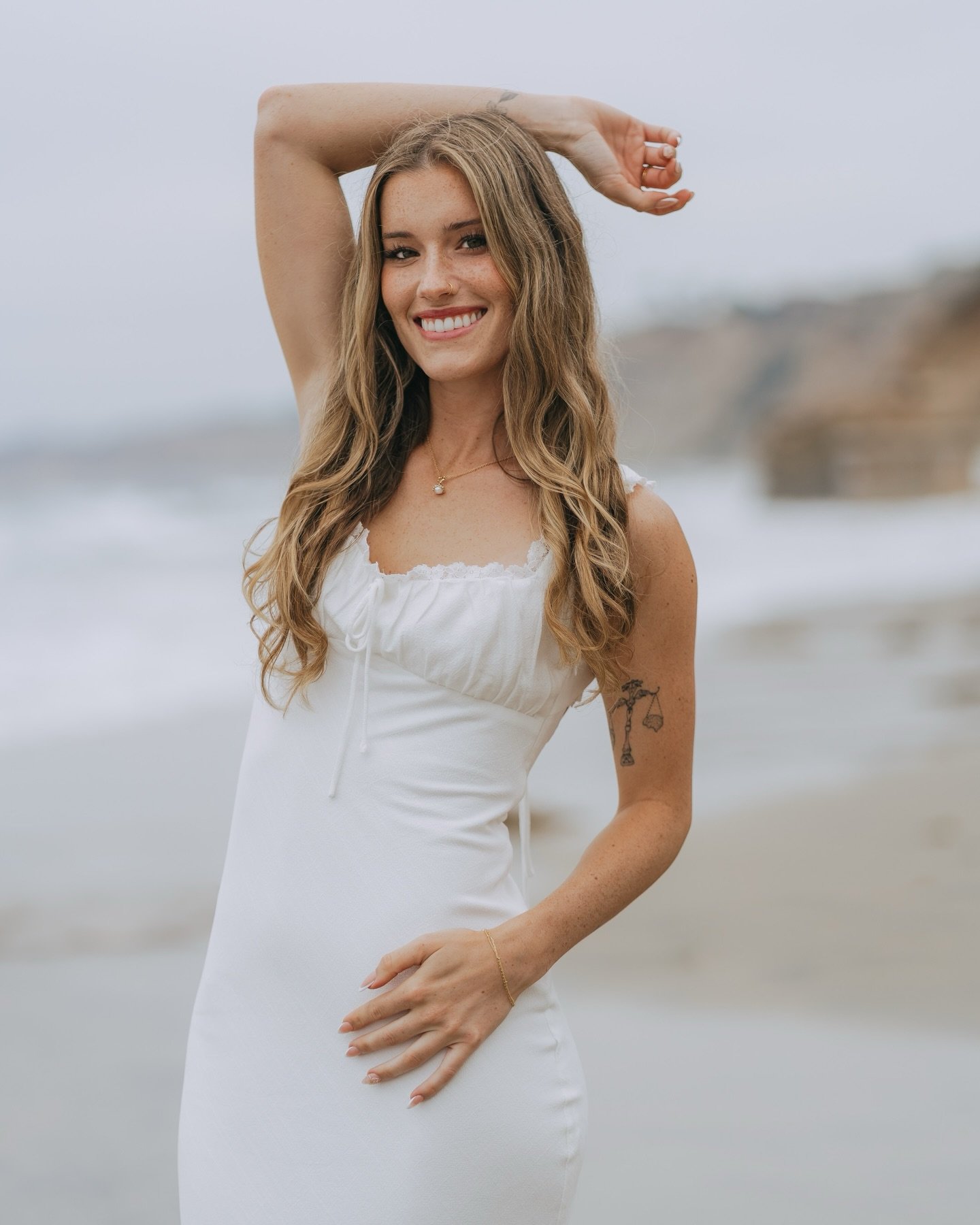 The kind of grad session that tells the whole story 💙🎓
We did two locations, beach + campus, to give her gallery so much variety. From soft, coastal portraits to iconic UCSD shots at Geisel, every part felt intentional and personal.
As an athlete g