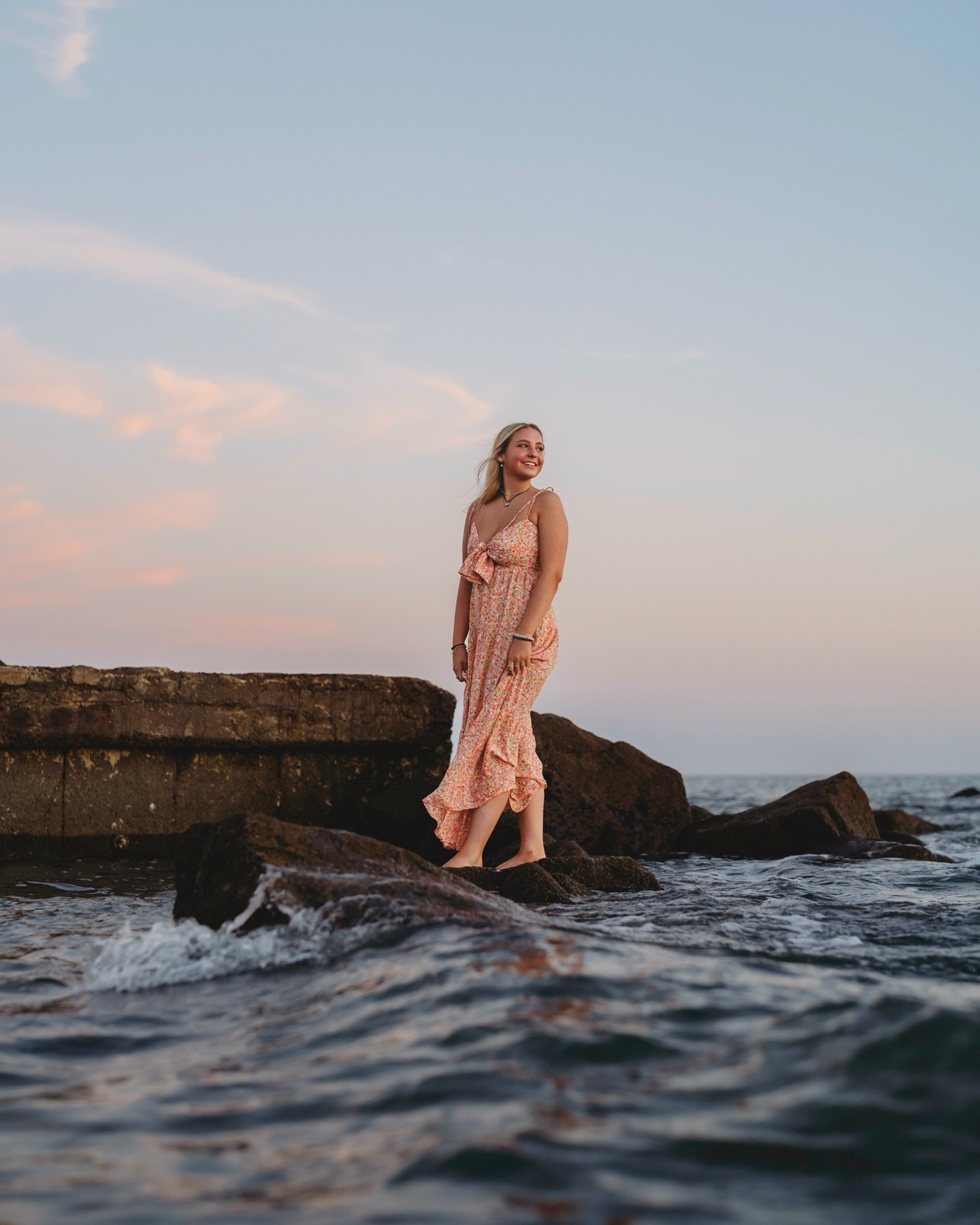 A little tip for the class of 2026:
schedule your senior session early!

You&rsquo;ll avoid the rush, crowded beaches, and tight schedules and we&rsquo;ll have more freedom to create something unique just for you.

Graduation is closer than you think