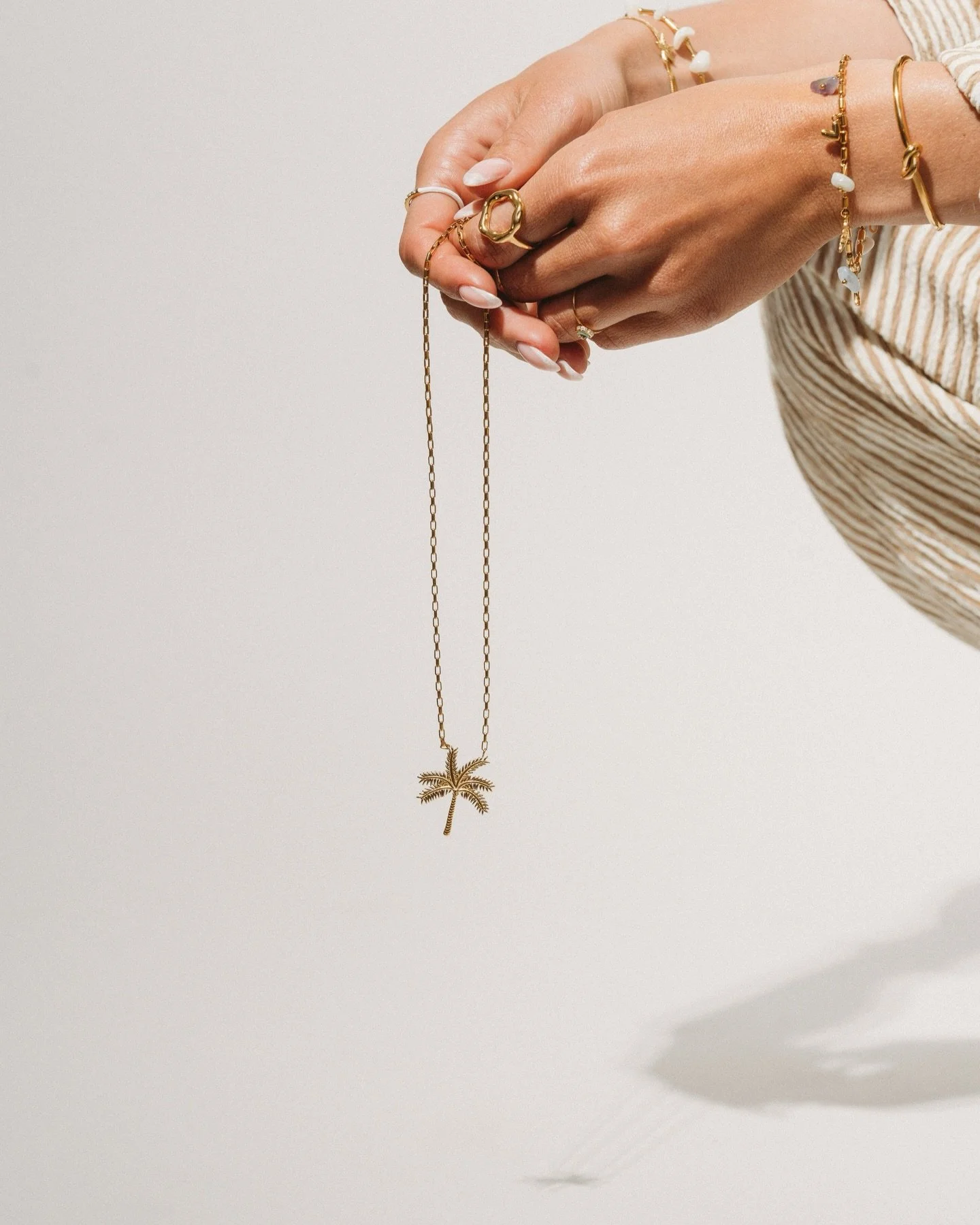 Jewelry pieces that feel like summer ☀️
@havannacabrero for @saltycalijewelry - the perfect match for this coastal jewelry story 🏄🏻🌊🌴
#kristinadaviniphotography #kristinadavinibranding