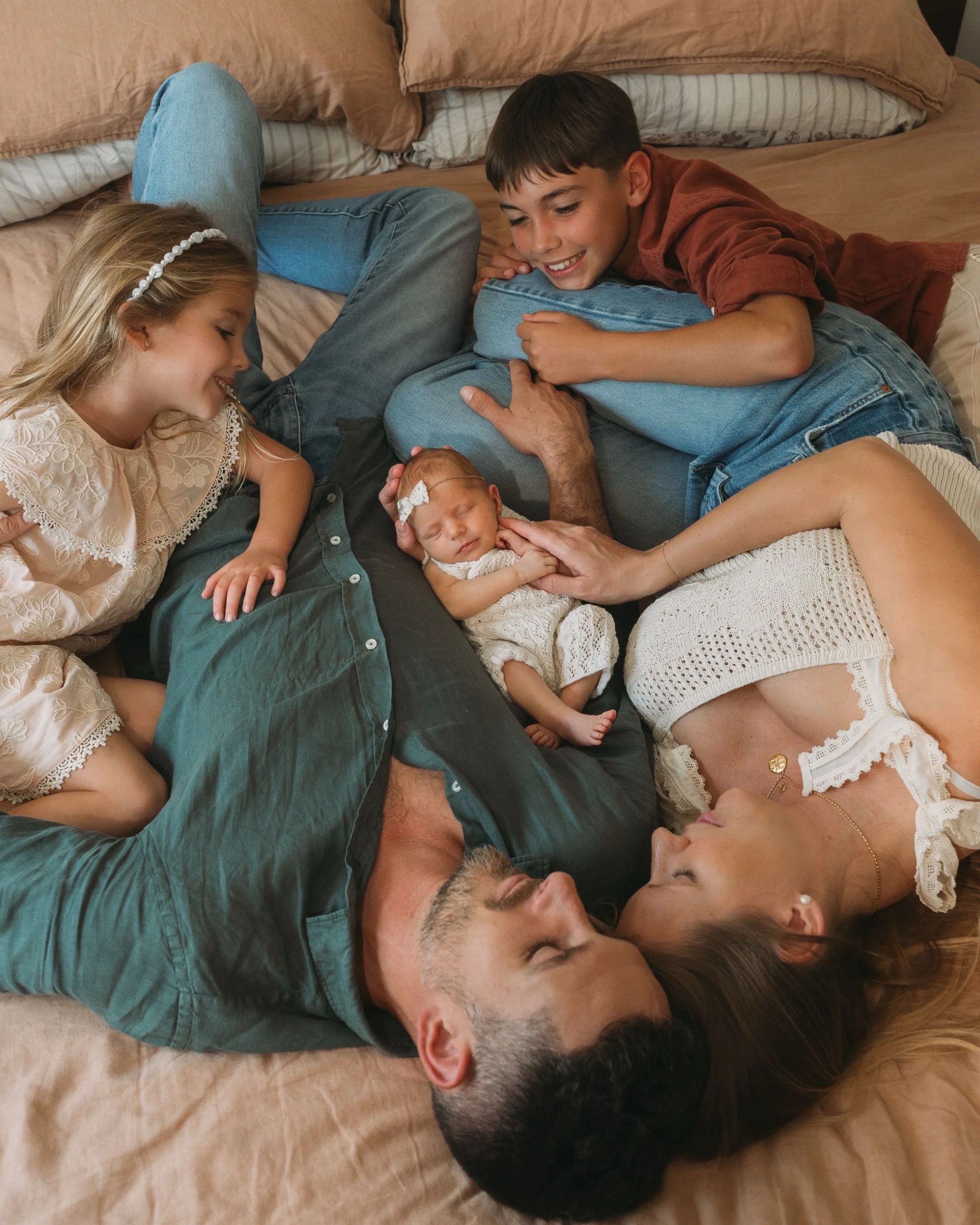 There is something so special about documenting the very beginning of it all&hellip; right at home 🤍

No rush, no pressure, just cozy newborn snuggles, siblings loving on their new best friend, and all the little moments you&rsquo;ll never want to f