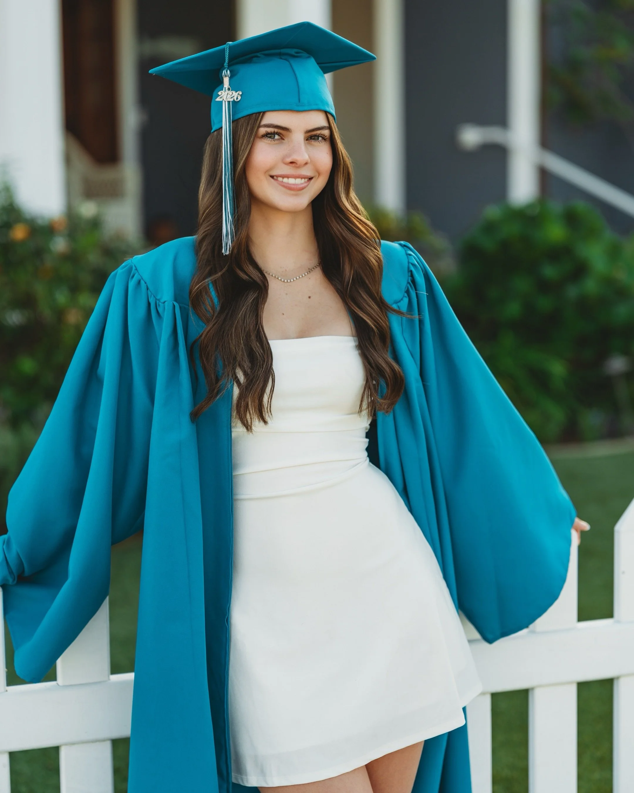 I always start my senior sessions with those timeless cap-and-gown portraits 🎓✨
The classic photos that celebrate everything you&rsquo;ve accomplished.
Then we shift into the lifestyle side of the session - favorite outfits, sunset walks, beach mome