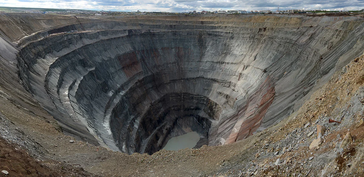 Mirny_in_Yakutia_digging a hole_wiki commons.jpg