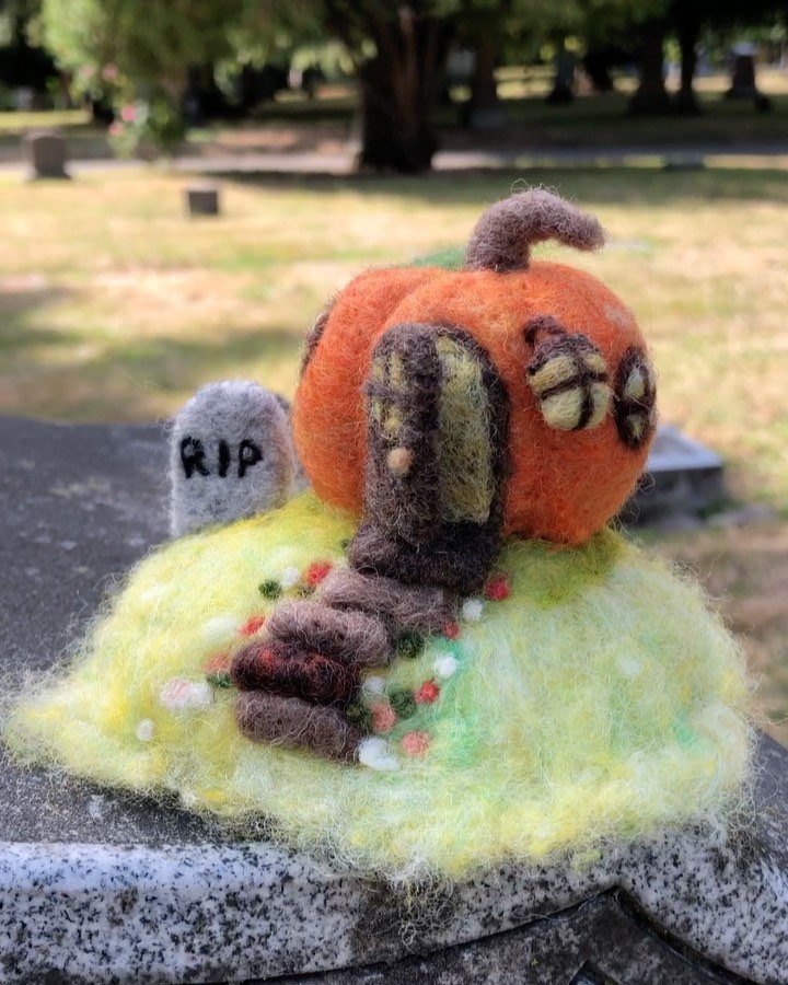 Mini Halloween Scene FELT CLUB!
October 27, 12-3pm 
@zuckercreme 

Can&rsquo;t wait to make another of these cutest ever Halloweeny pumpkin scenes in just a couple weeks! FELT CLUB is intermediate-level projects for people with some felting experienc