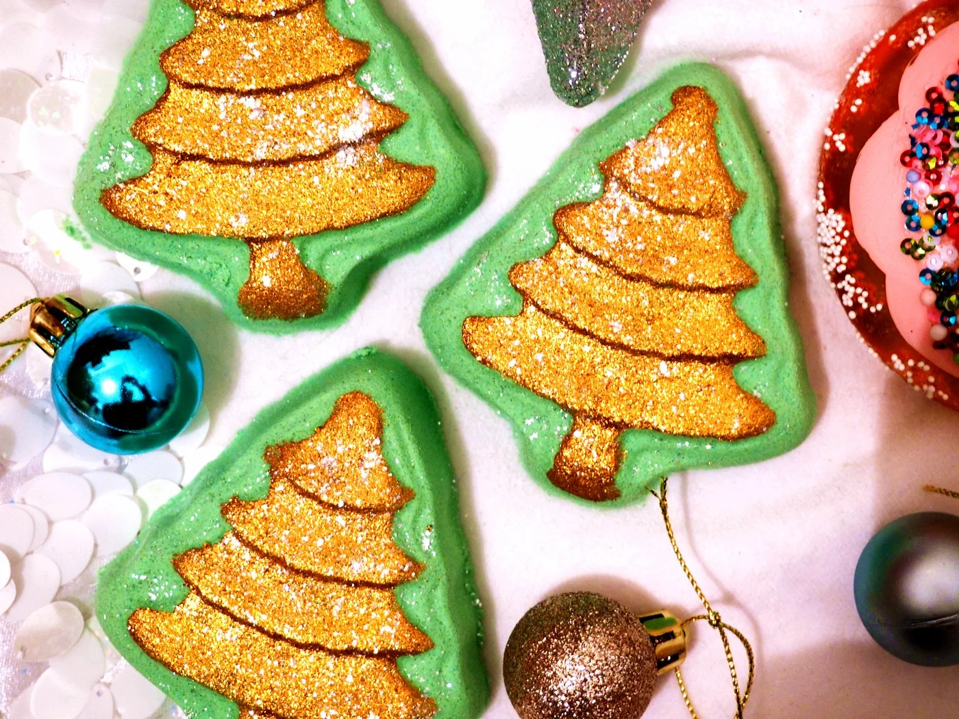 O Christmas Tree Bath Bomb - Apples and Spices.jpg