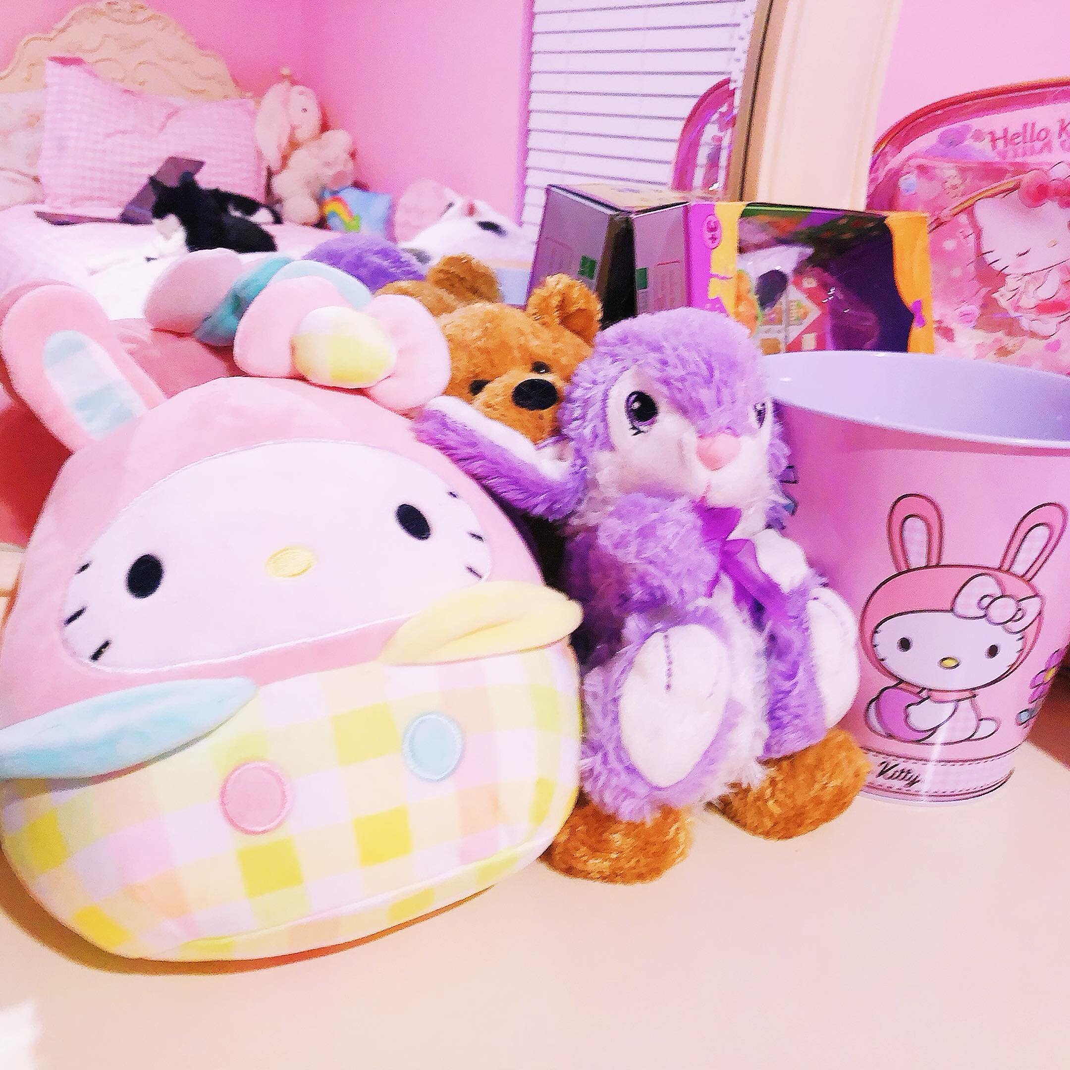 Cleaning up my room a bit and put out my Easter stuffies and themed pretties. 🐰💕🎀🌸
.
#margaritabloom #easter #stuffedanimals #bedroom #princess #cutestuff #bunny #aesthetic #easterbunny #bunnyrabbit #peterrabbit #hellokitty #prettythings #kawaii 