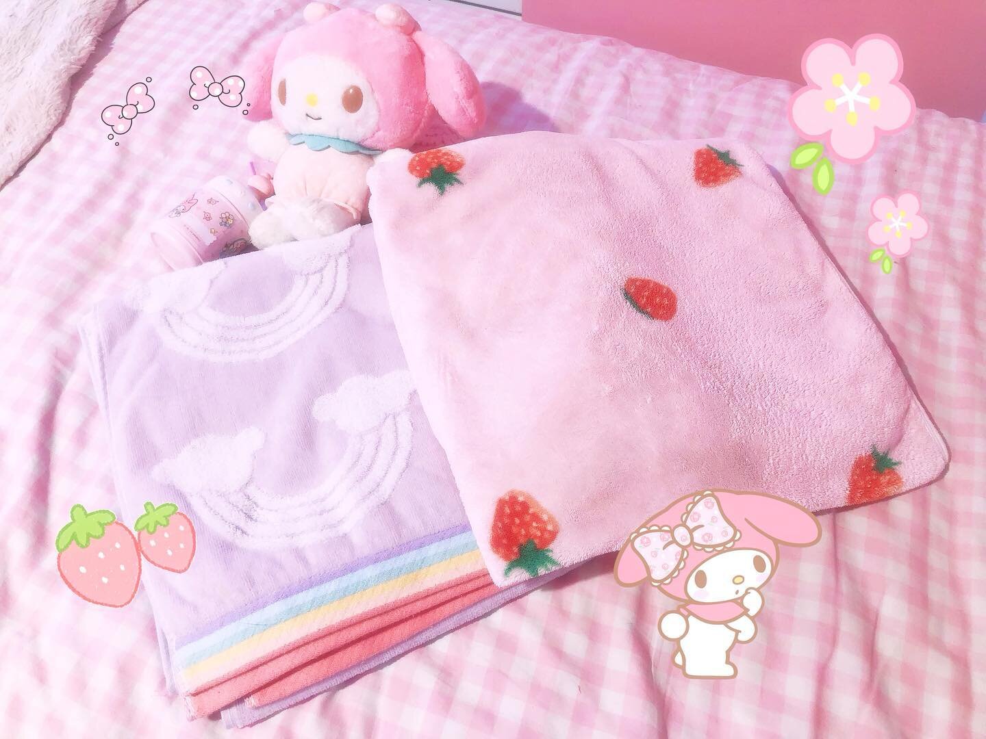 I love cute aesthetic things like these towels I got! Strawberries and rainbows! How kawaii!!💕🌈🍓🥰
.
#margaritabloom #kawaii #rainbows #towel #strawberries #aesthetictowel #aesthetic #cutethings #pretty #girlygirl #pastel #strawberrydecor #bathroo