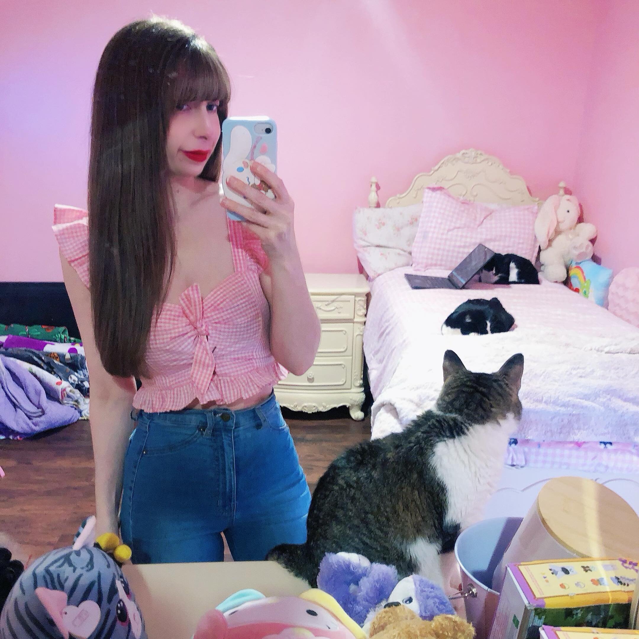 I moved my bed around and the cats approve! 💕🐱 I really need to decorate my room better. If only money wasn&rsquo;t an issue&hellip;lol&hellip; I&rsquo;m wearing my favorite top! Pink, Gingham and Ruffles! 💕💕💕
.
#margaritabloom #selfie #outfit #