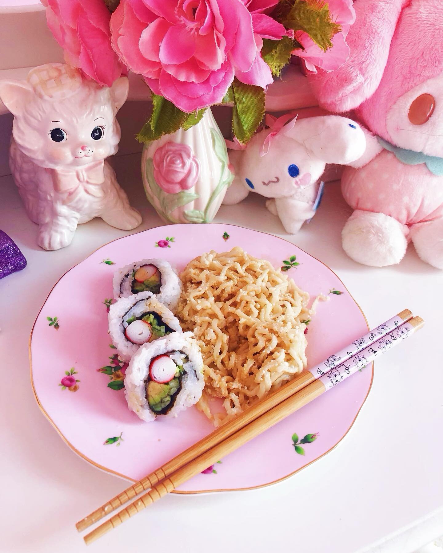 I had California Roll and made some
Peanut butter noodles for the first time! It was SOOO good! 🥰💕
.
#margaritabloom #californiaroll #noodles #foodie #foodporn #foodblogger #foodstagram #healthyfood #shabbychic #asianfood #peanutbutternoodles #kawa