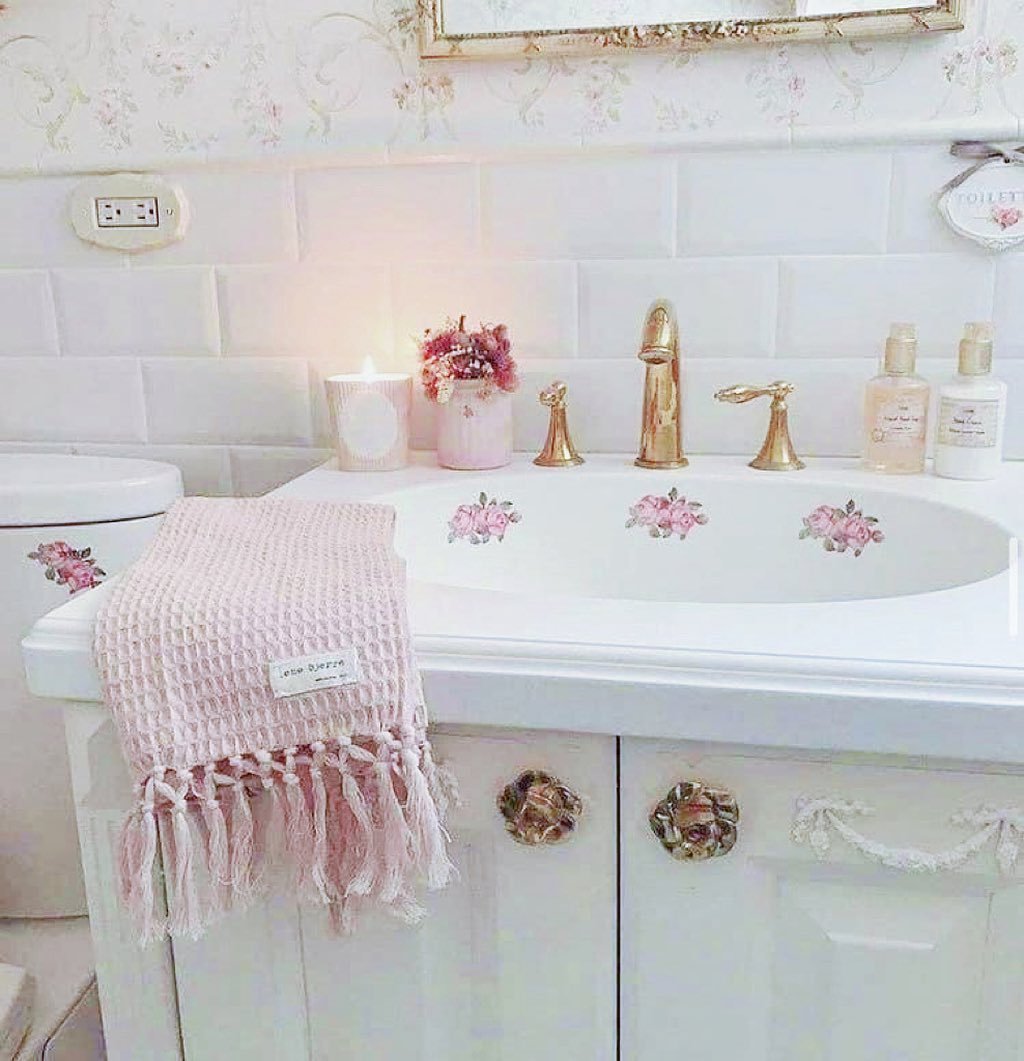 How pretty is this bathroom!? I love the little rose details. So romantic. ˚˖𓍢ִ໋🌷͙֒✧˚.🎀༘⋆ I&rsquo;ve been trying to get inspired by photos of pretty bathrooms because I want to style mine so I actually like it. 
.
#margaritabloom #bathroom #inspir