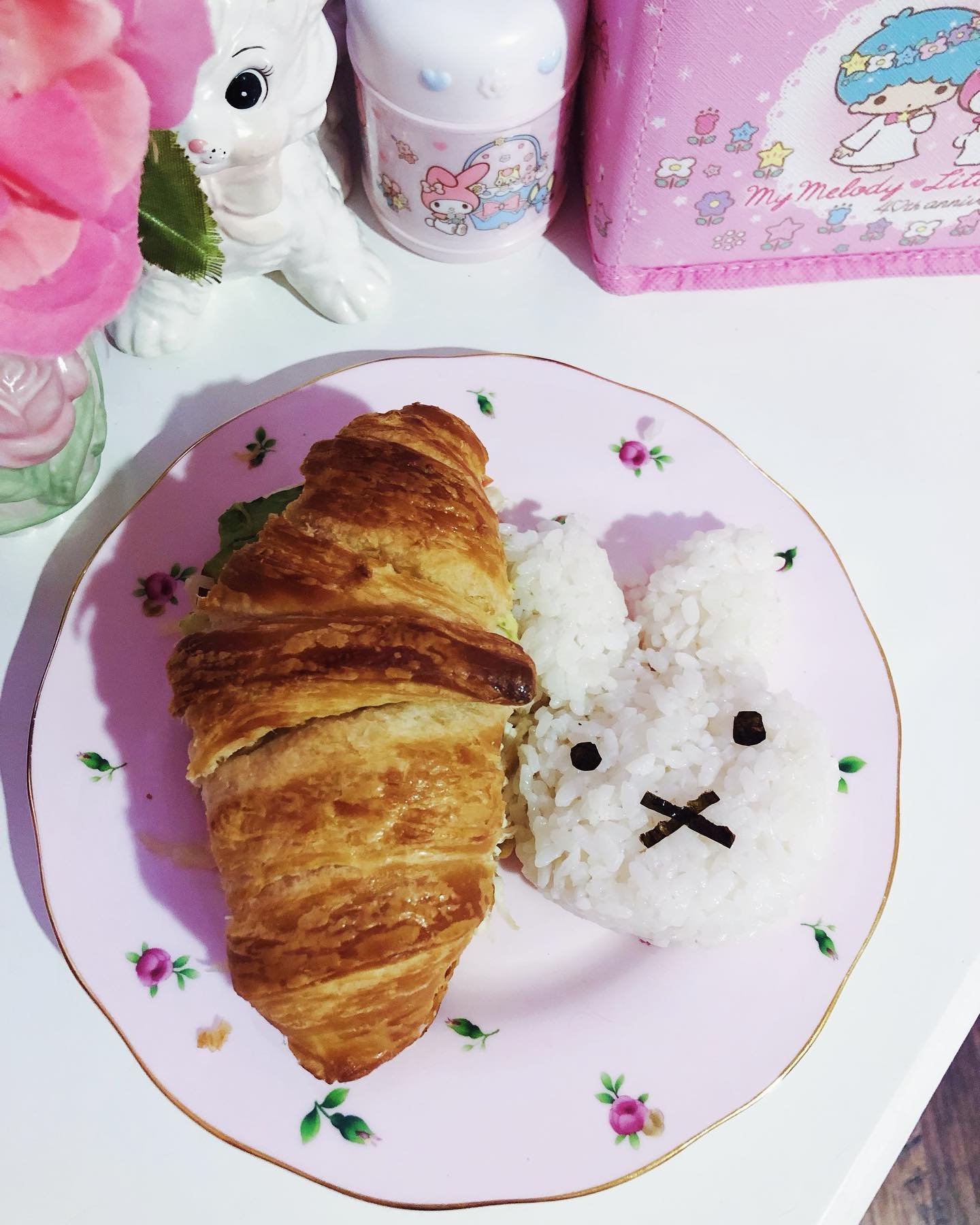 This has got to be the yummiest thing I&rsquo;ve made in a long time! 𓍢ִ໋🌷͙֒✧˚ ༘ ⋆｡˚♡ 

Fresh baked croissant, poached chicken seasoned with salt, garlic and onion powder with green onions and a dash of sesame rice vinegar, half an avocado with sal