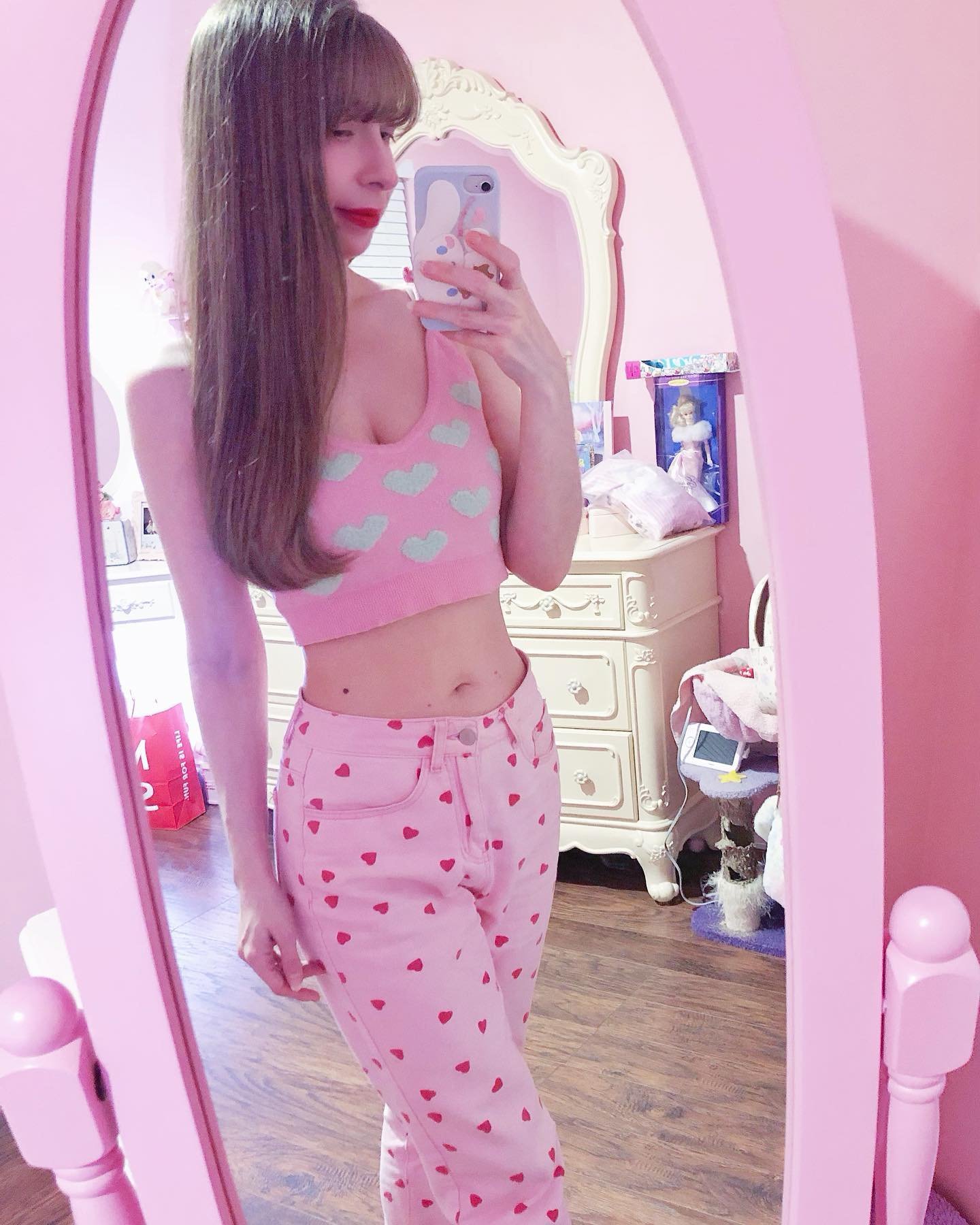 Pretty in pink with hearts. ≽^&bull;༚&bull;🎀≼ Happy Friday lovelies. I&rsquo;m so happy. These pants used to be so tight I couldn&rsquo;t bend in them but now they&rsquo;re loose! Whoo! I missed wearing them. 
.
#margaritabloom #pink #pinkfashion #p