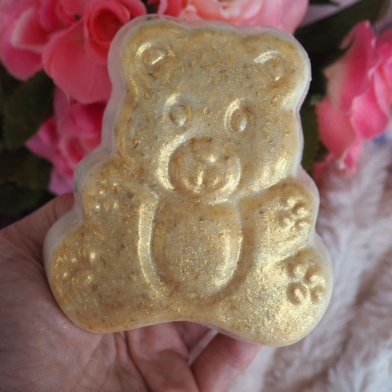 Teddy Bear soap I&rsquo;ve made for a customer! Scented in Oats, milk and honey! Smells SOOOOO good! Email to order! 🧸🎀🩷
.
#margaritabloom #teddybear #soap #indiebathandbody #indiebeautybrand #aesthetic #cottagecore #soap #beauty #cosmetics #batha