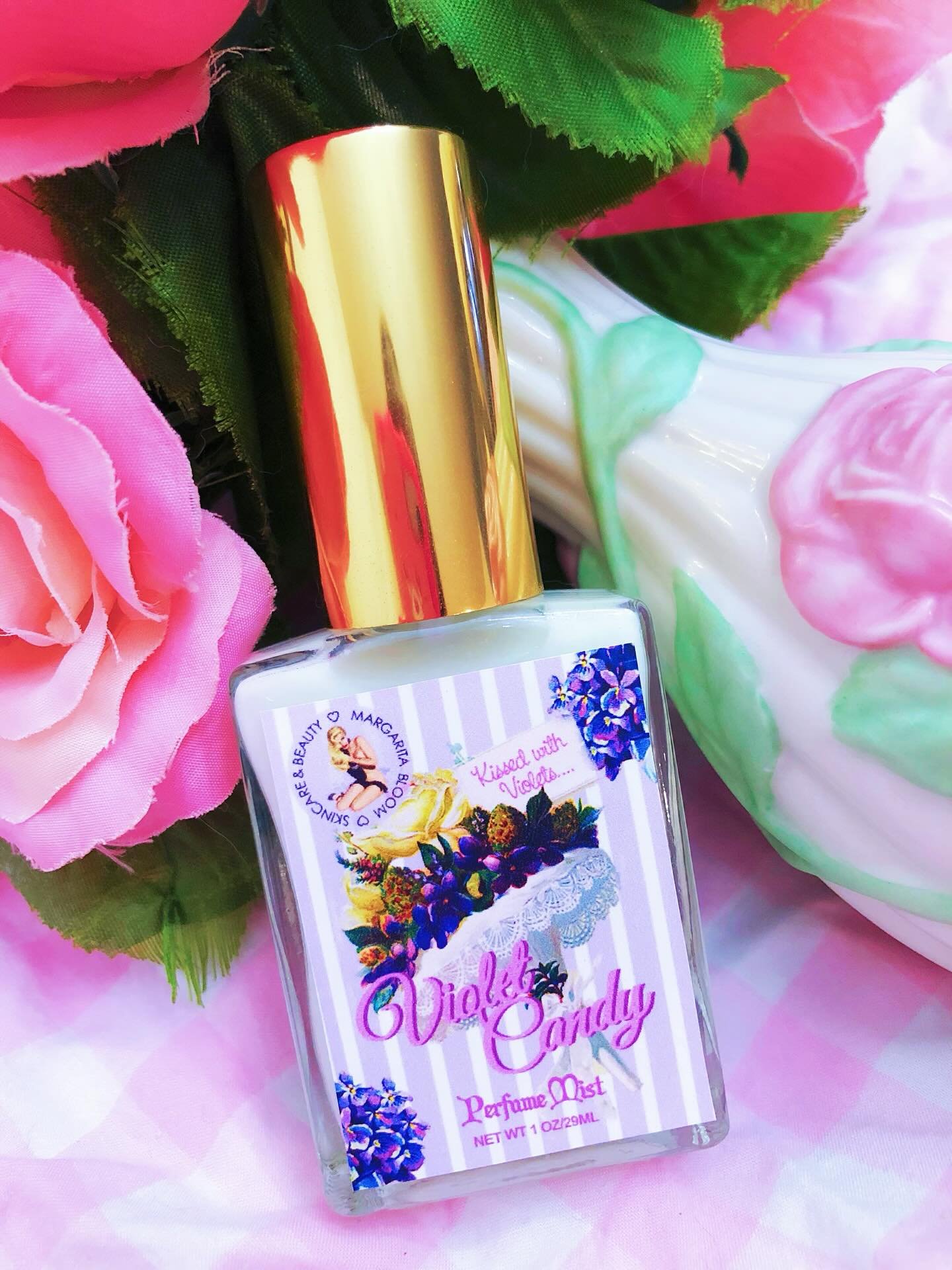Perfumes are my most popular products in my shop! Do you have a favorite scent? Vanilla? Chocolate covered strawberries? Lemon pound cake? Lilacs? Roses? I even take custom scent requests. 🩷🎀💕🍓🌸
.
#margaritabloom #perfumes #aesthetic #indiebatha