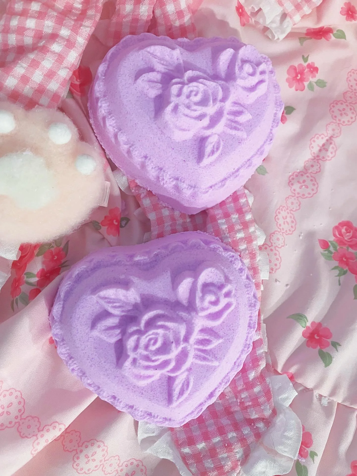 Drop this heart-shaped treasure into your tub and watch it fizz to life in a swirl of lavender dreams and violet candy kisses. It smells like violet candies! 

The air fills with the sweet nostalgia of sugared violet petal! 💜🌸💜🌸💜 It&rsquo;s self