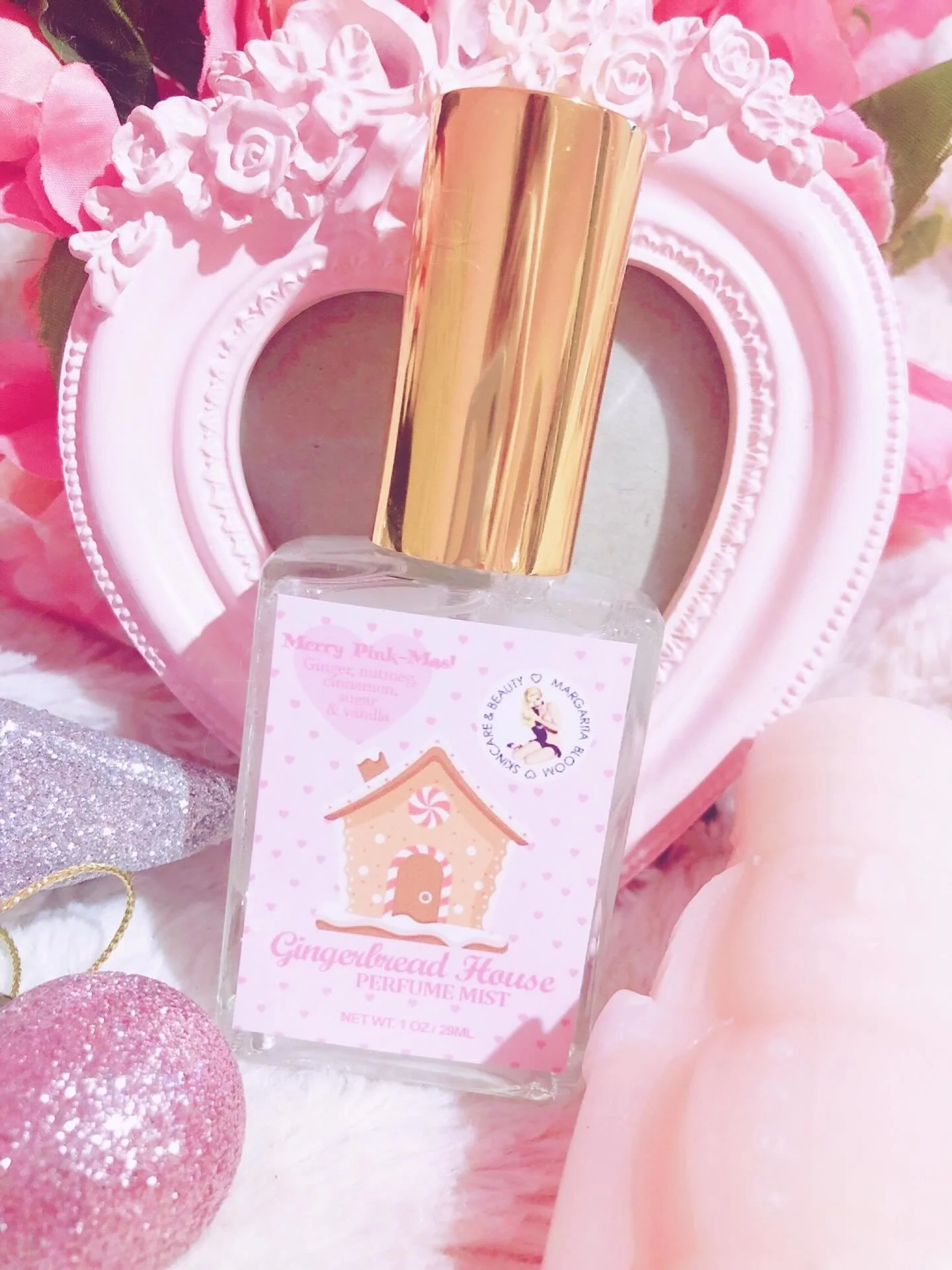 The perfect Pinkmas Prezzie! 🩷🎀🌸🎄&ldquo;Gingerbread House&rdquo; Perfume Mist in my shop! Festive vibes this holiday season, this smells like delicious ginger, cinnamon, sugar and vanilla!!! Yum! And look how PRETTY! 😍 

Shake this perfume mist 