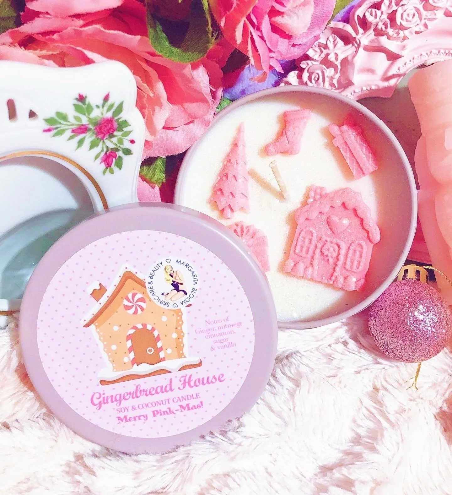 Gingerbread House candle in my shop! It smells like sweet mellow iced gingerbread! Step into a winter bakery with the warm, comforting glow of our Gingerbread House candle. 🌲🎀 Fresh-baked gingerbread fills the air with notes of spiced molasses, war