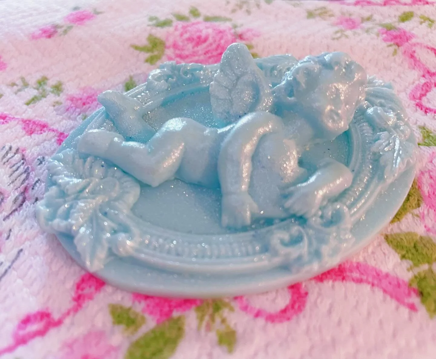 🪽🎀A pretty Cupidcore soap that was sent out as freebies with current orders!! How angelic! 🎀🪽 I always include the prettiest freebies with all orders at my web shop! 🥰💕🦢🌹🌷🍓

#cupidcore #skincare #whimsical #aesthetic #prettythings