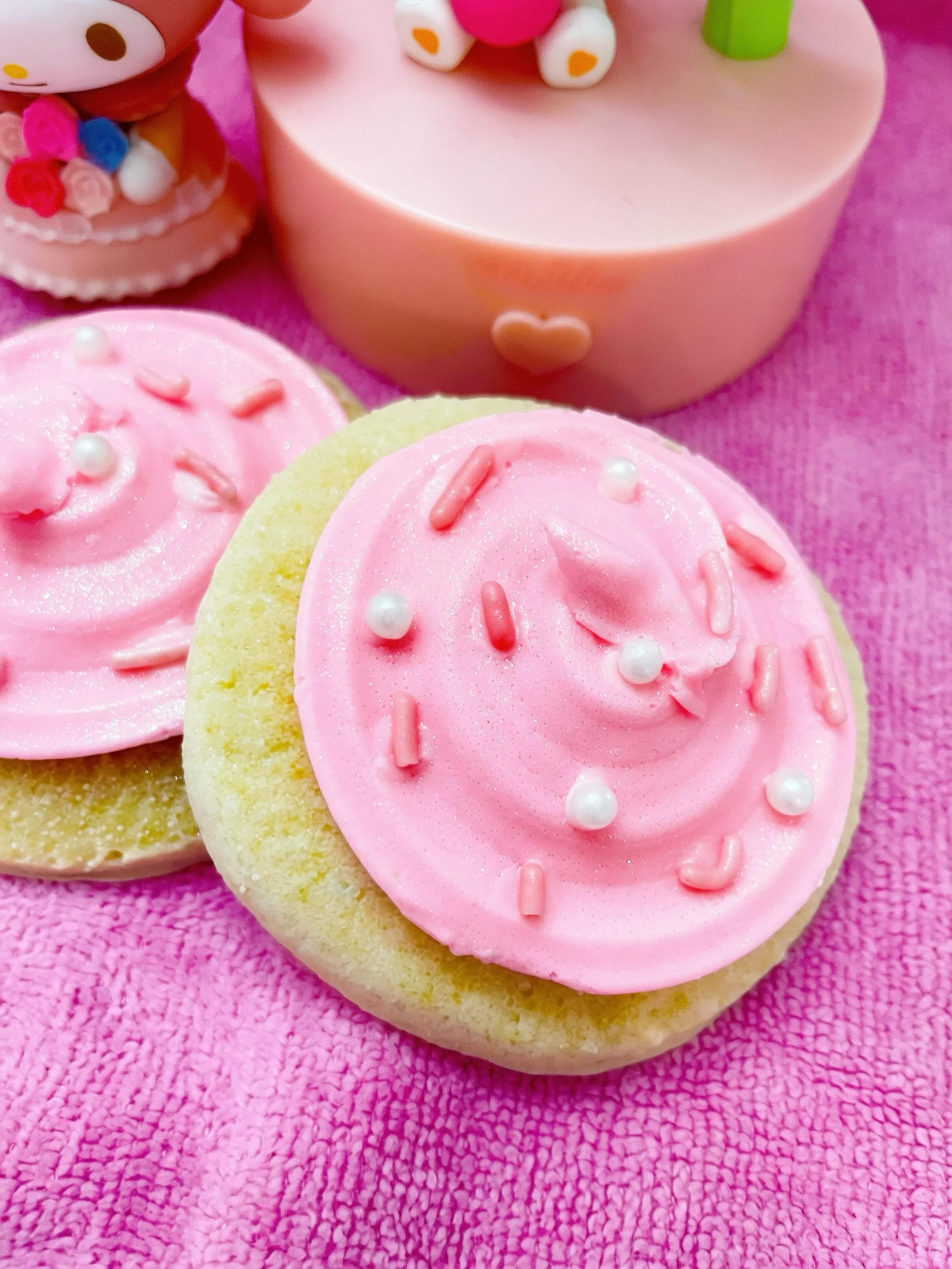 Sugar cookie scented soaps!!! Coming soon to my shop! 🎀🩷💕🧸

🎀 www.margarita-bloom.com
#pink #bath #skincare #kawaii #pinkaestetic